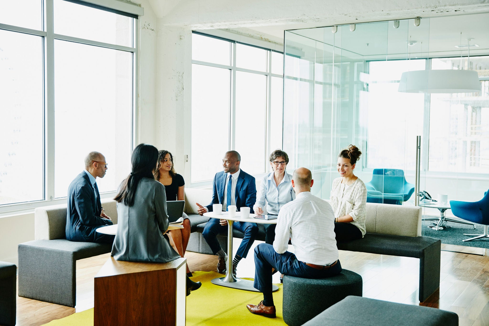 Equipo reunido en una oficina amplia