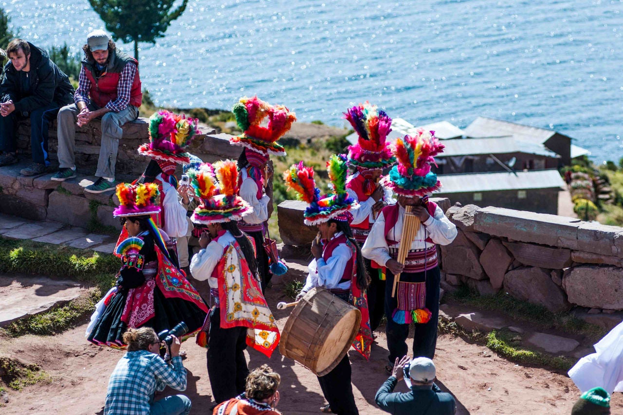 Músicos de la isla de Taquile en el lago Titicaca
