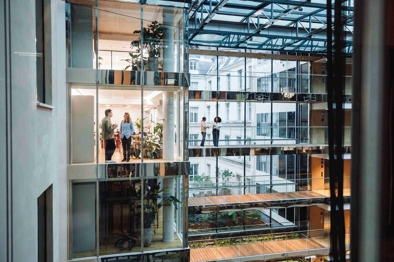 personas trabajando edificio