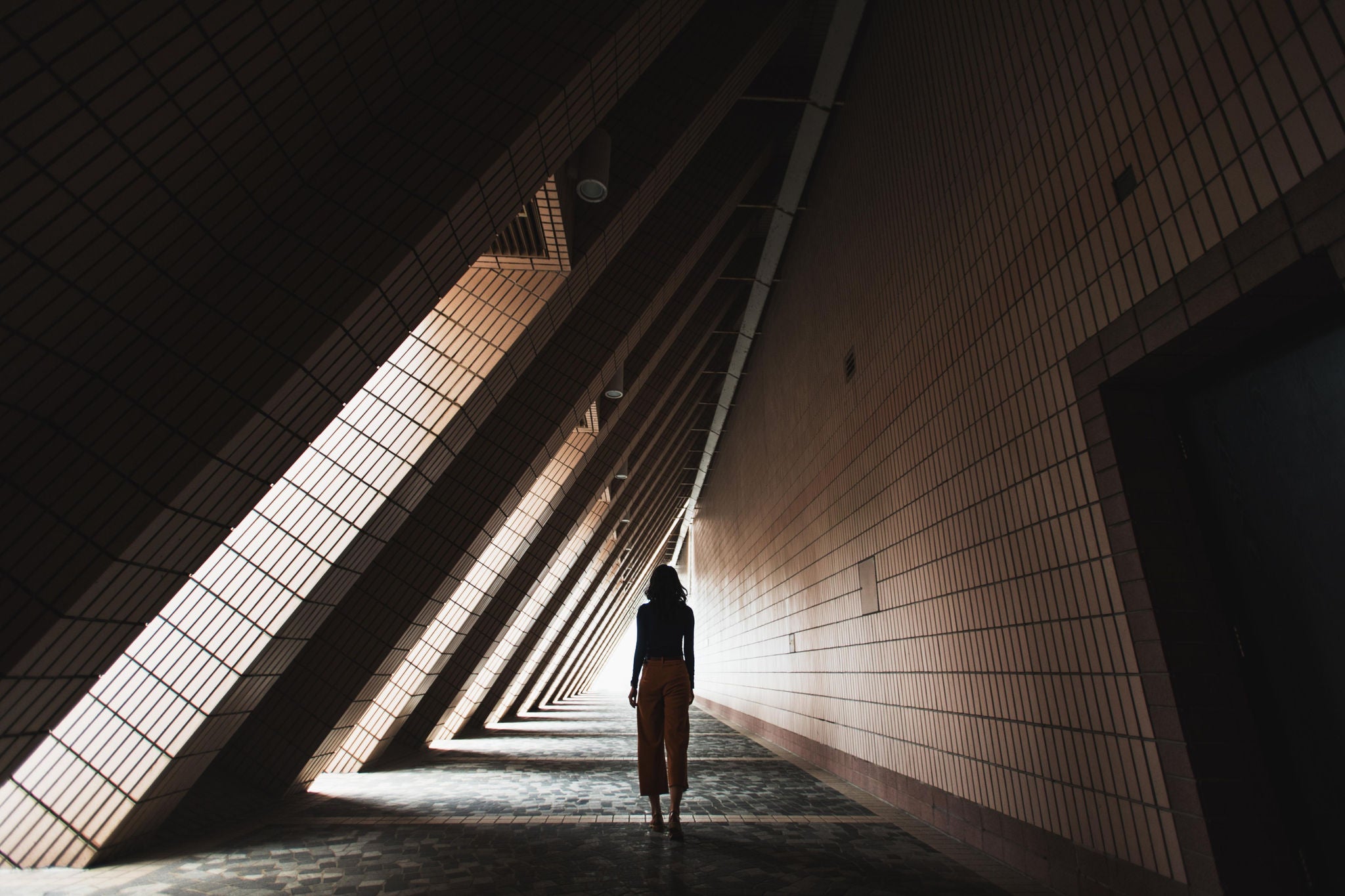 Kobieta stojąca w tunelu