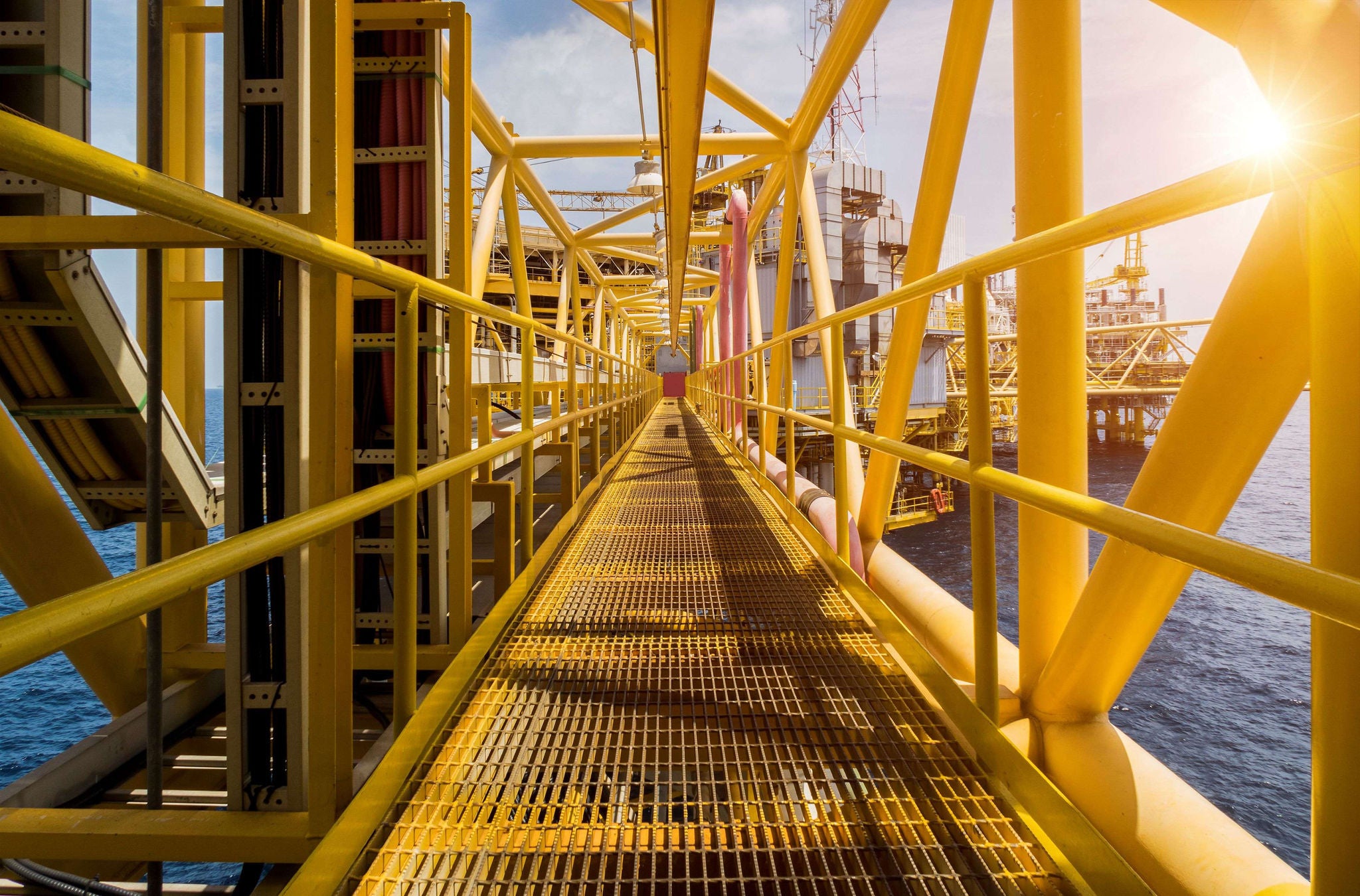 Plateforme d’exploitation pétrolière jaune en mer