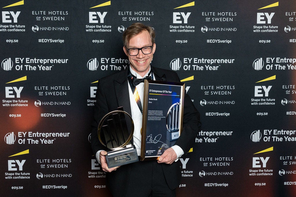 Två kollegor dricker kaffe på takterrassen