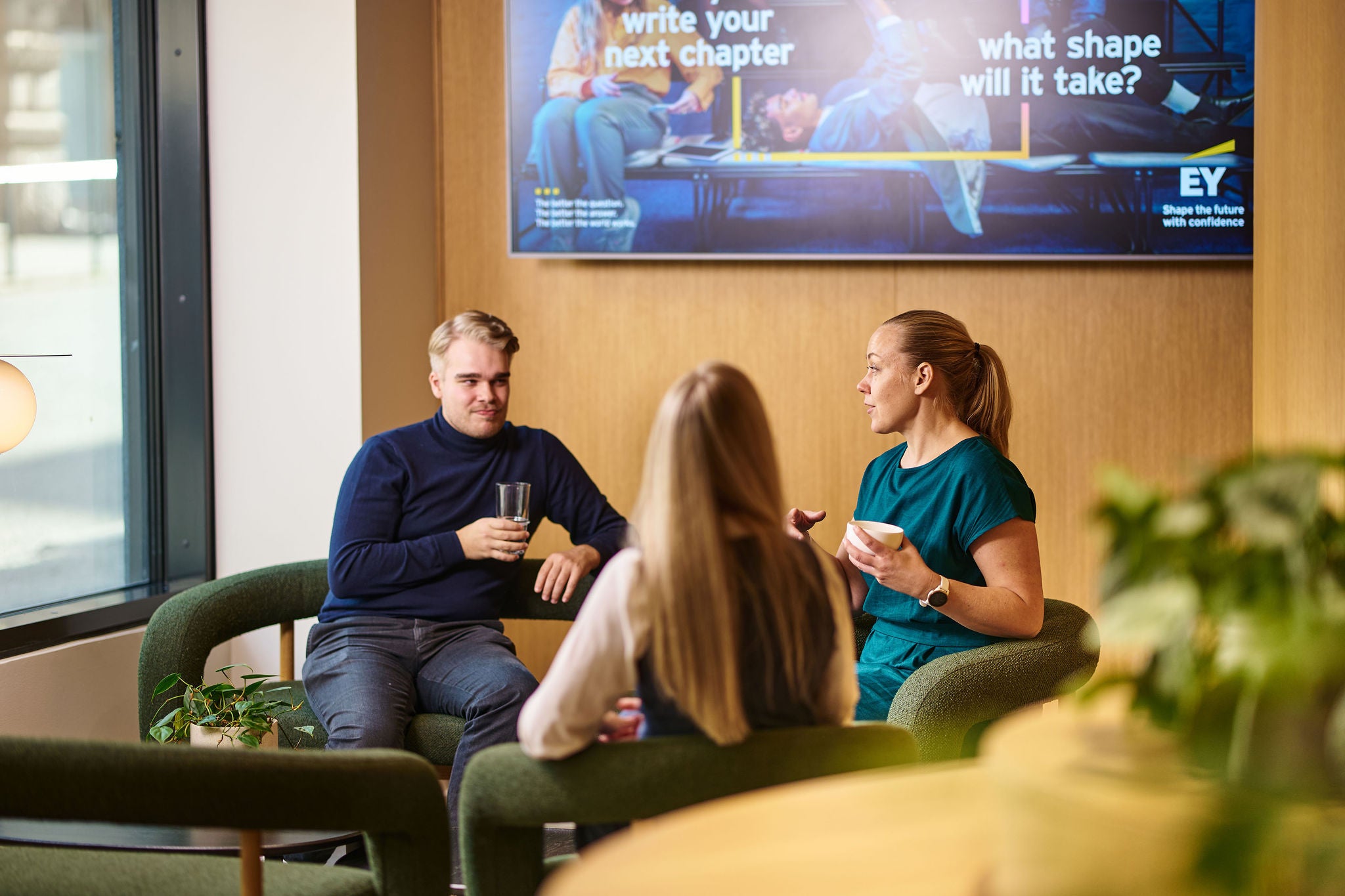 Nuoria aikuisia tauolla kahvittelemassa