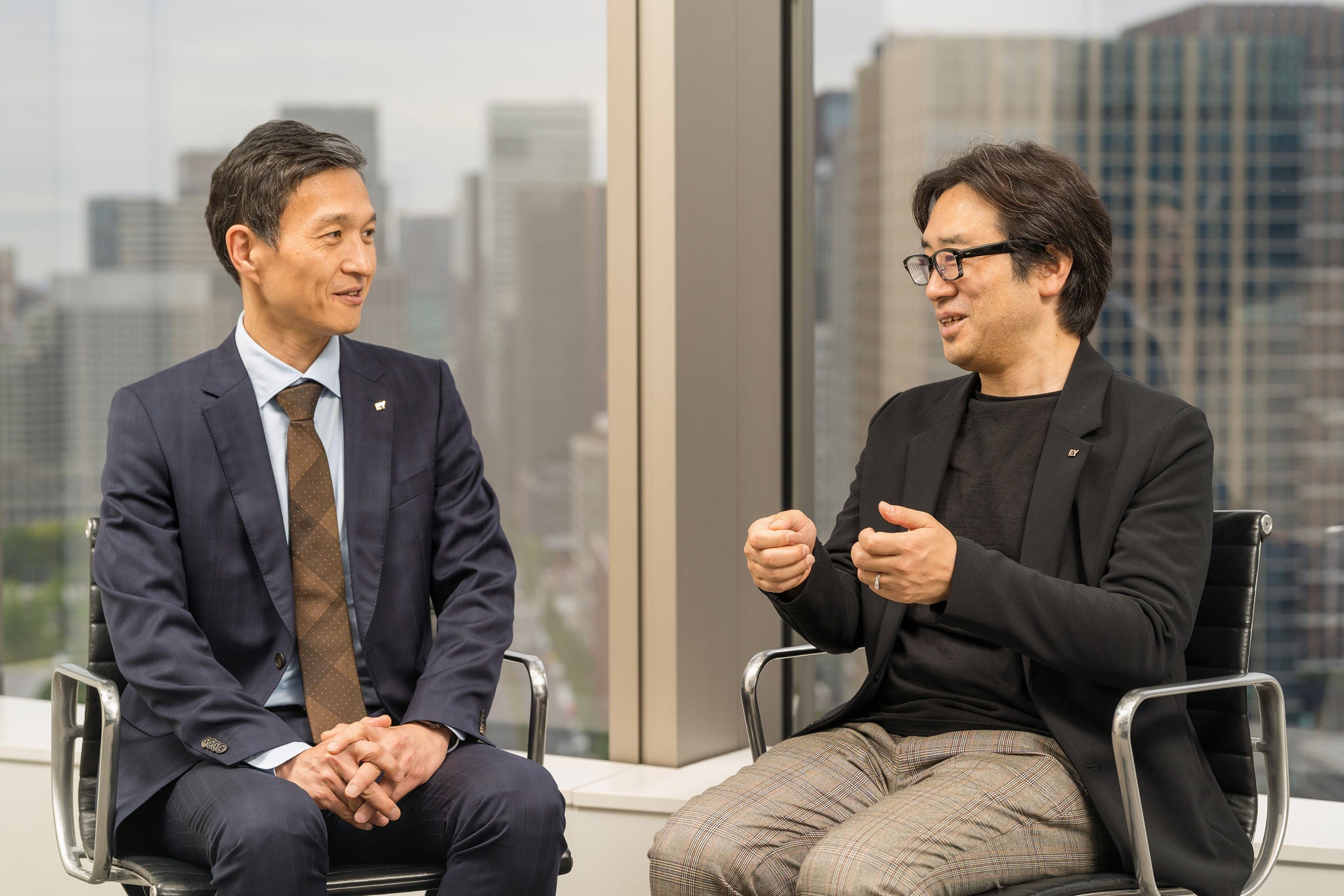 EYストラテジー・アンド・コンサルティング株式会社　リスク・コンサルティング　パートナー 川勝 健司 （左）  EYストラテジー・アンド・コンサルティング株式会社　AI&データ　パートナー 山本 直人 （右）