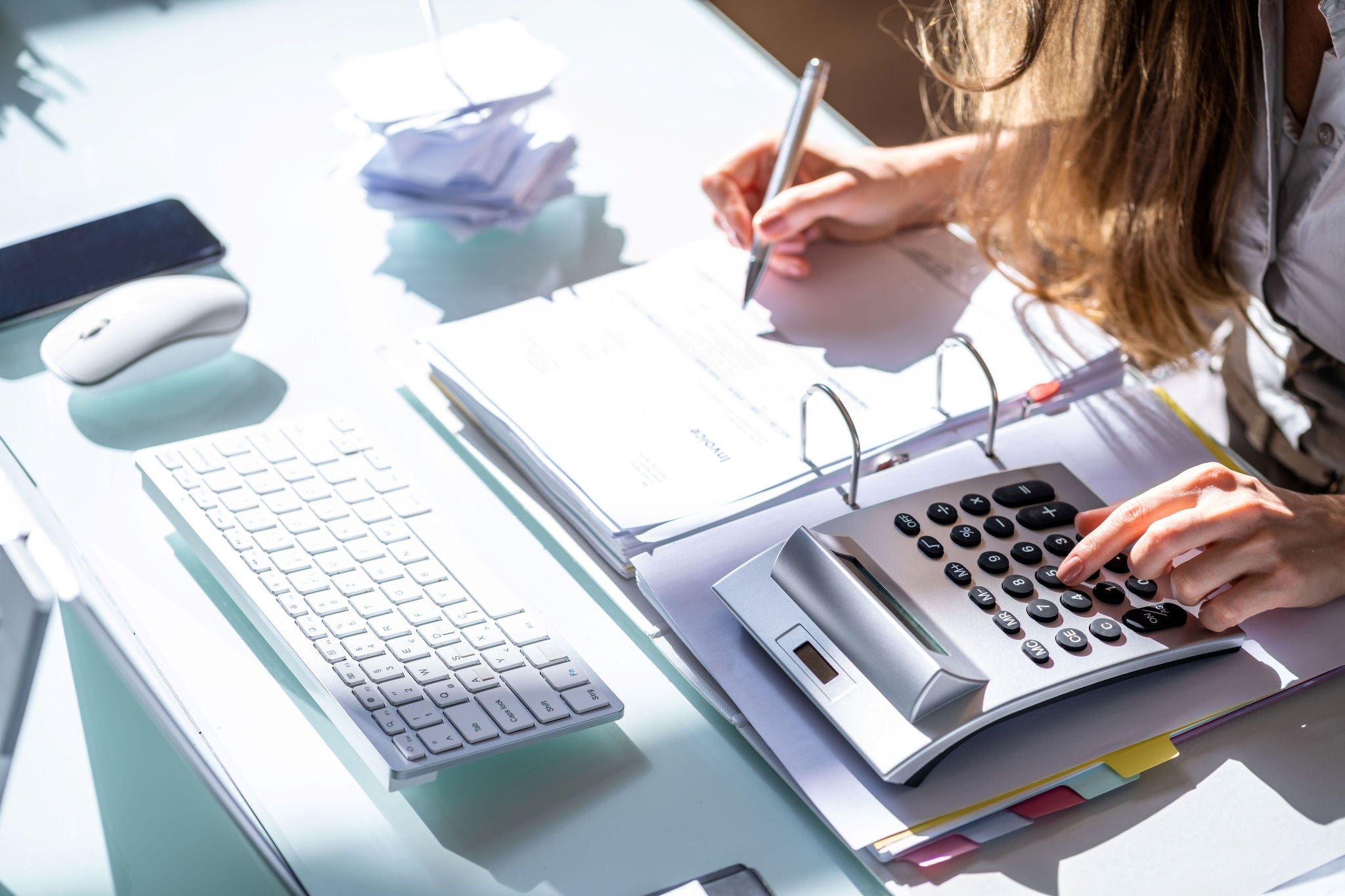 Women write the notes by the calculator.