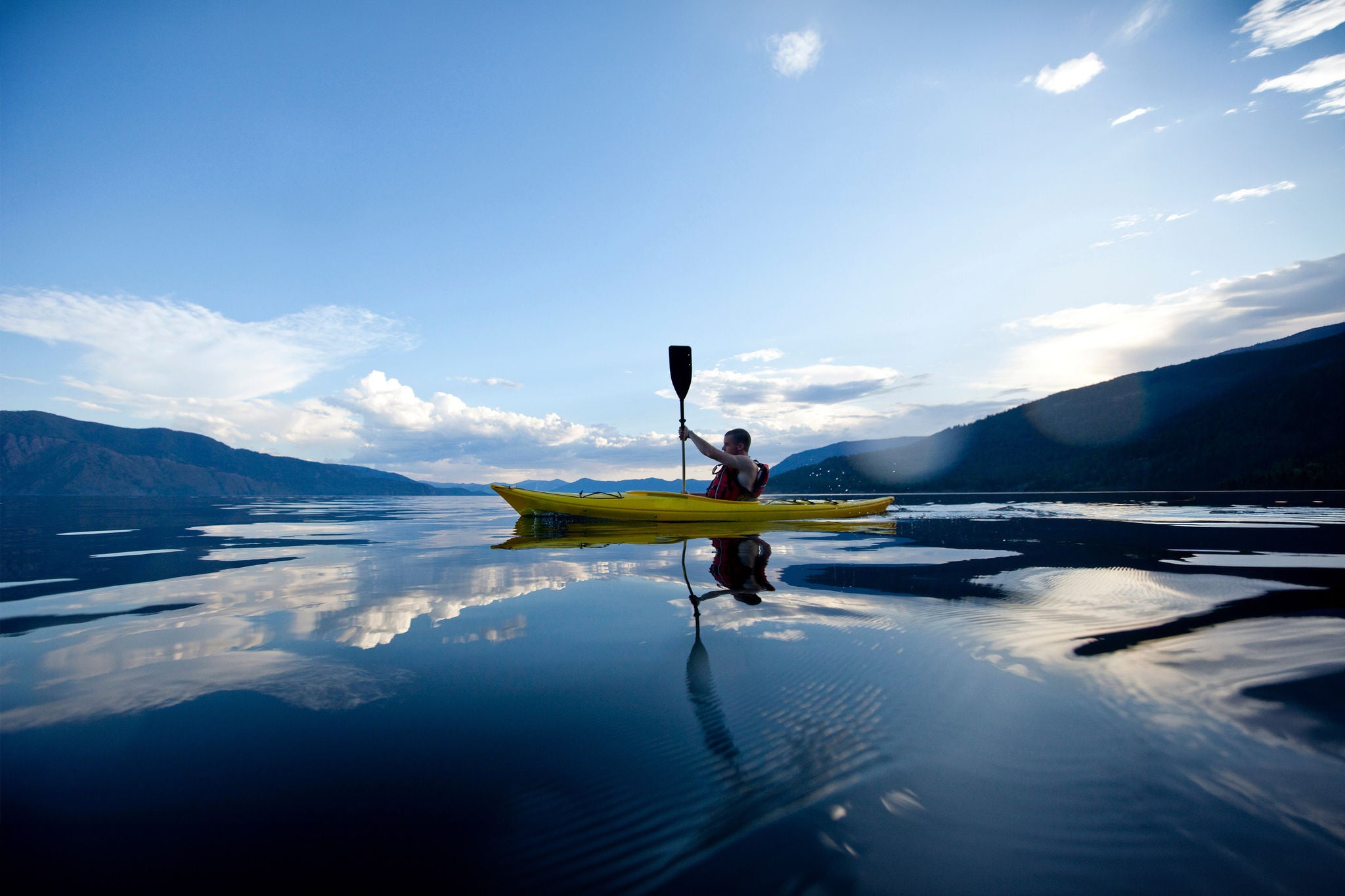 homem navegando em um caiaque