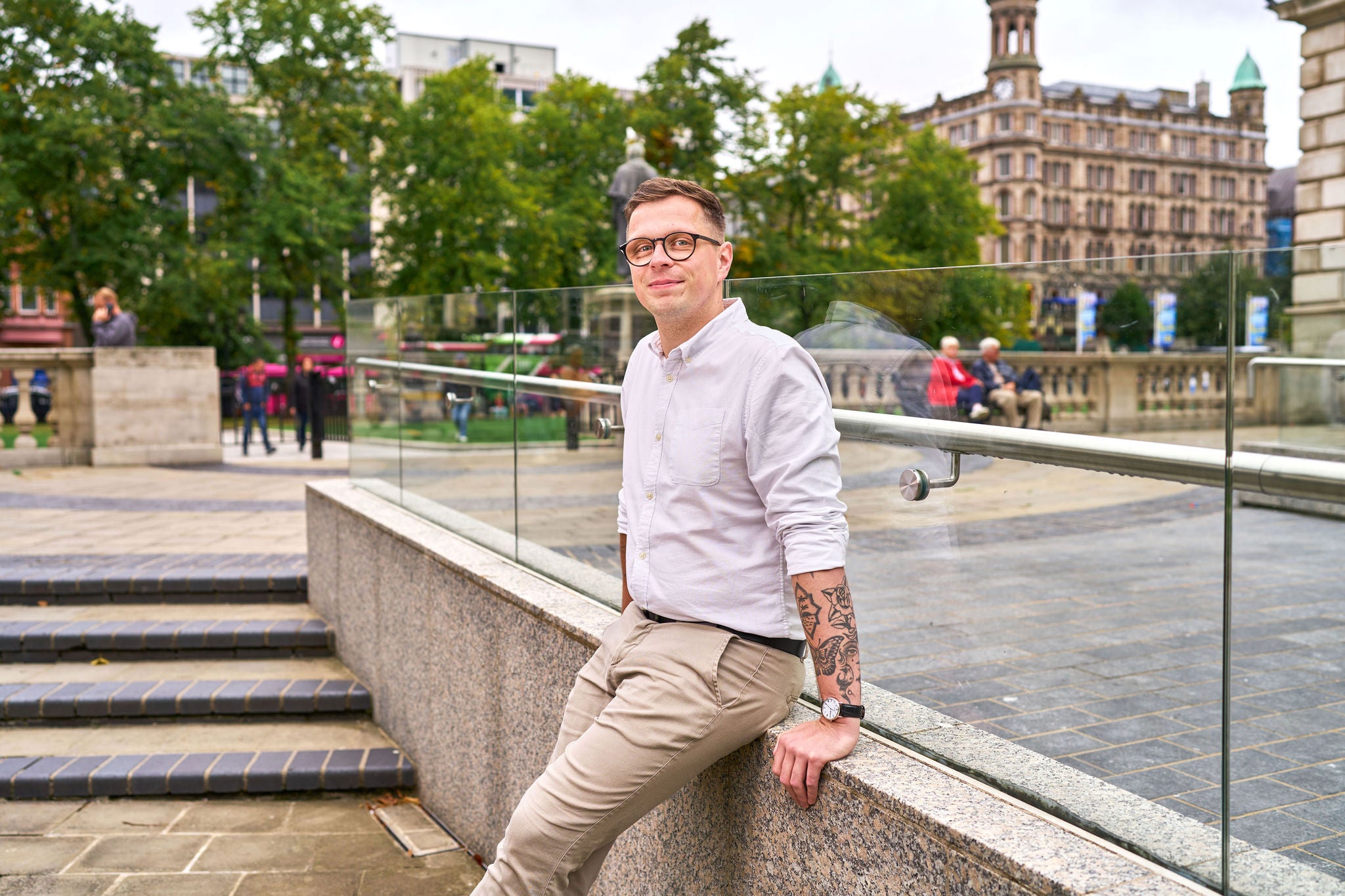 Person leaning on a wall in the city
