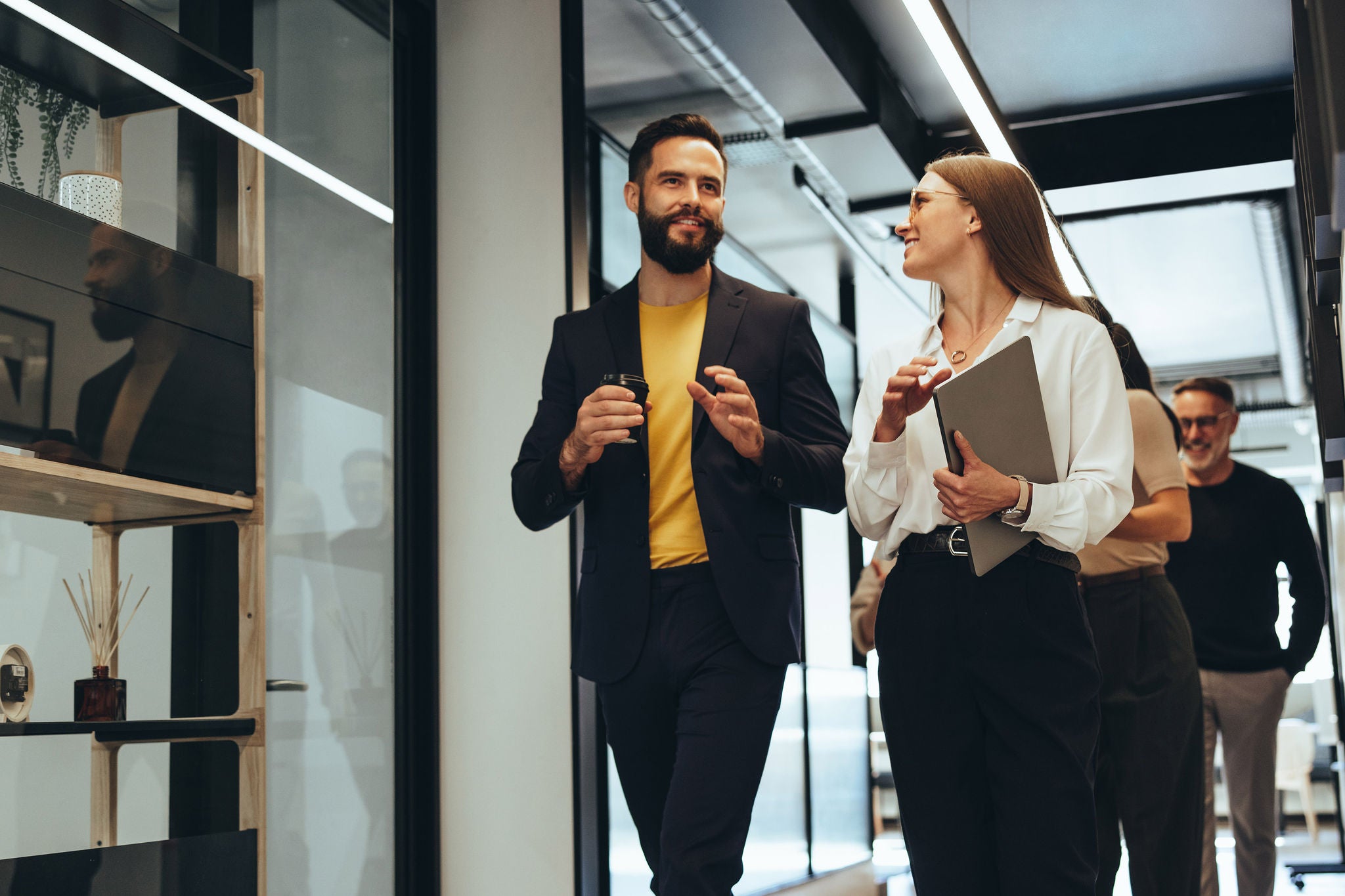 ey-young-professionals-having-a-discussion-in-an-office-2
