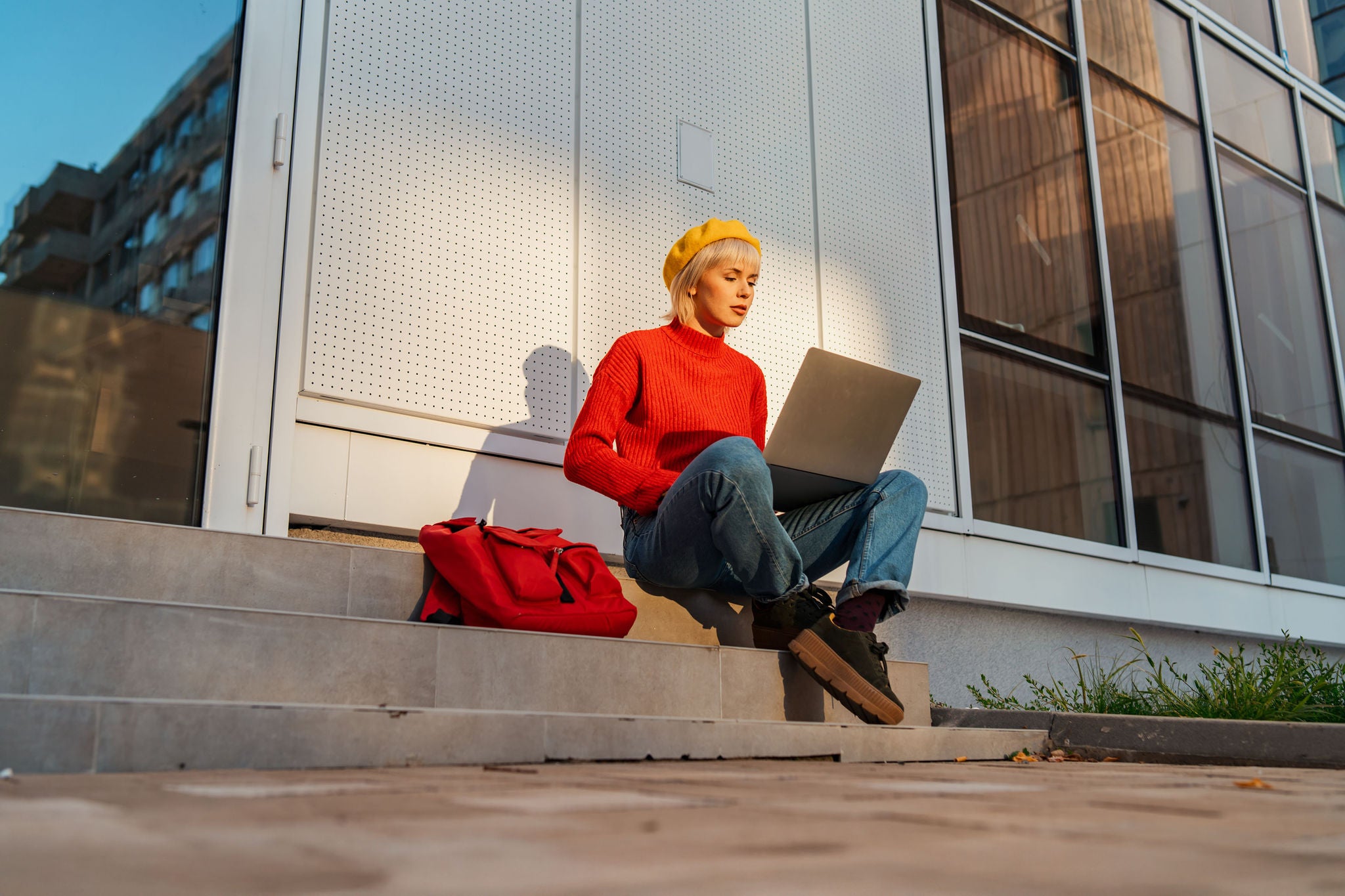 Moderne Studentin, die an ihrem Laptop arbeitet