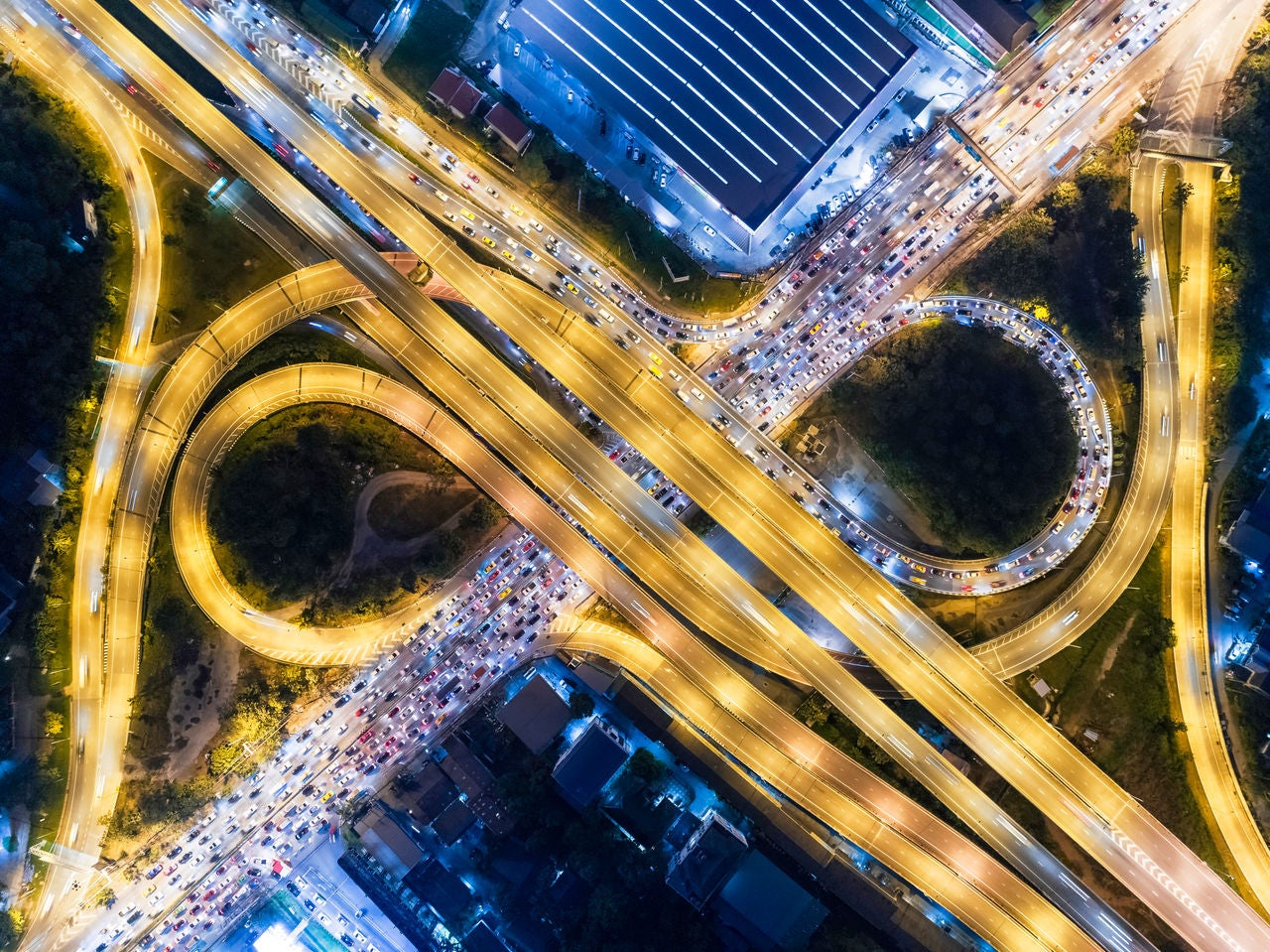 高速公路的夜間圓環式路口