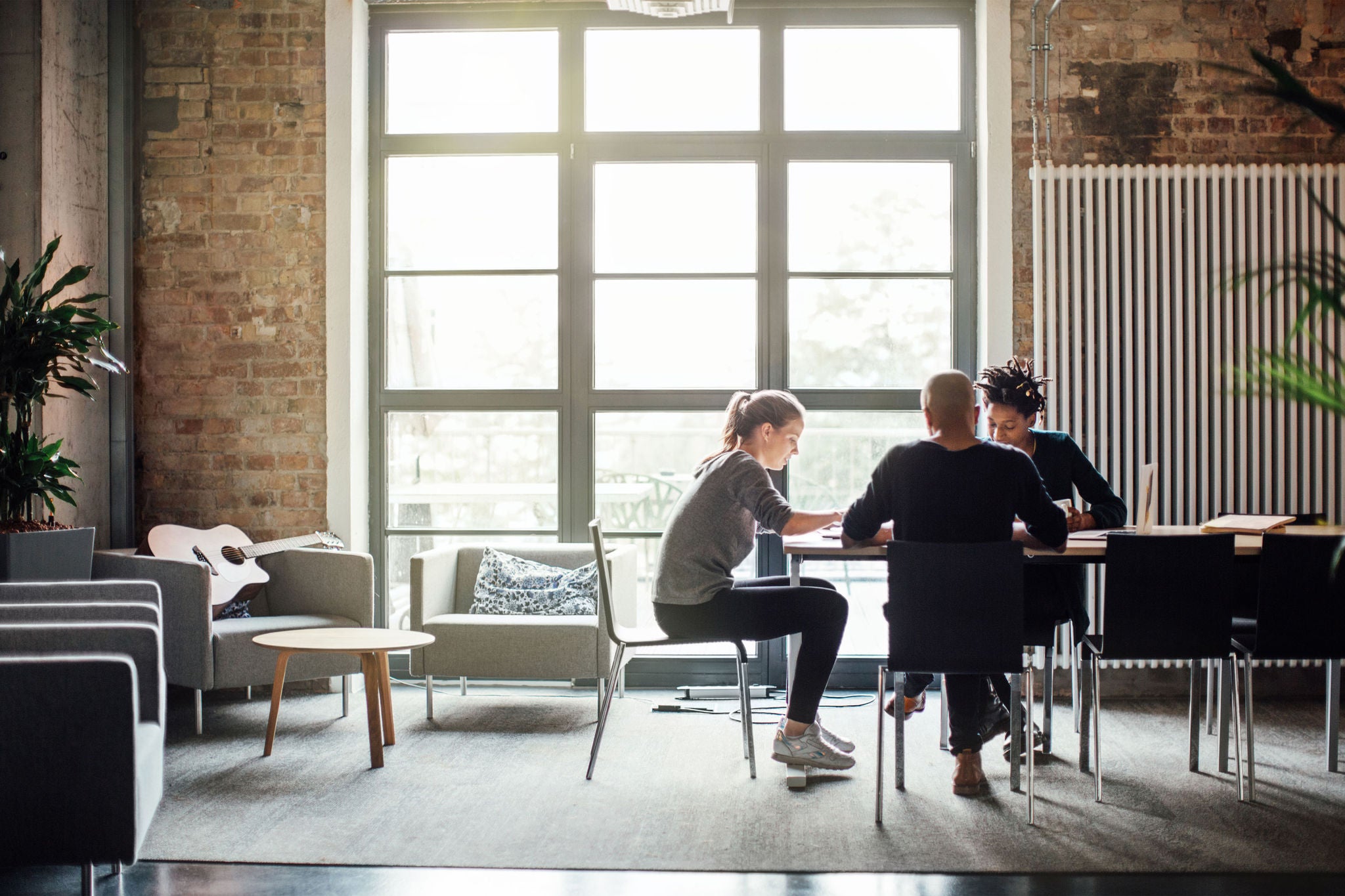 Människor runt ett mötesbord