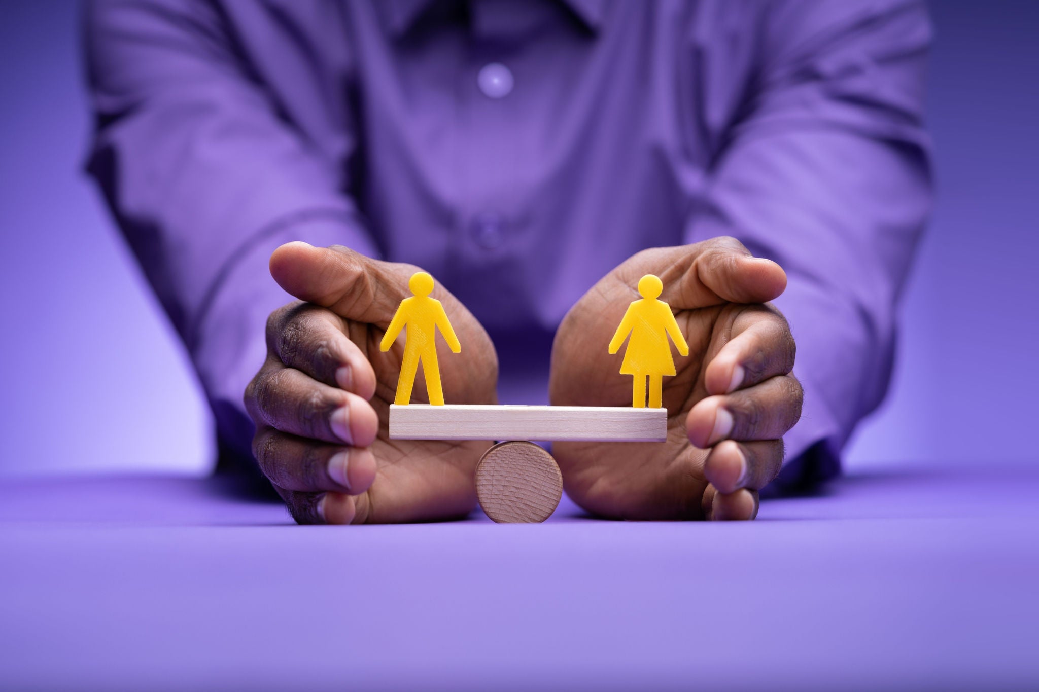 pohled pod lupou na dva sloupečky s mužskou a ženskou figurou