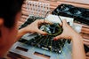 mujer joven reparando y montando la computadora