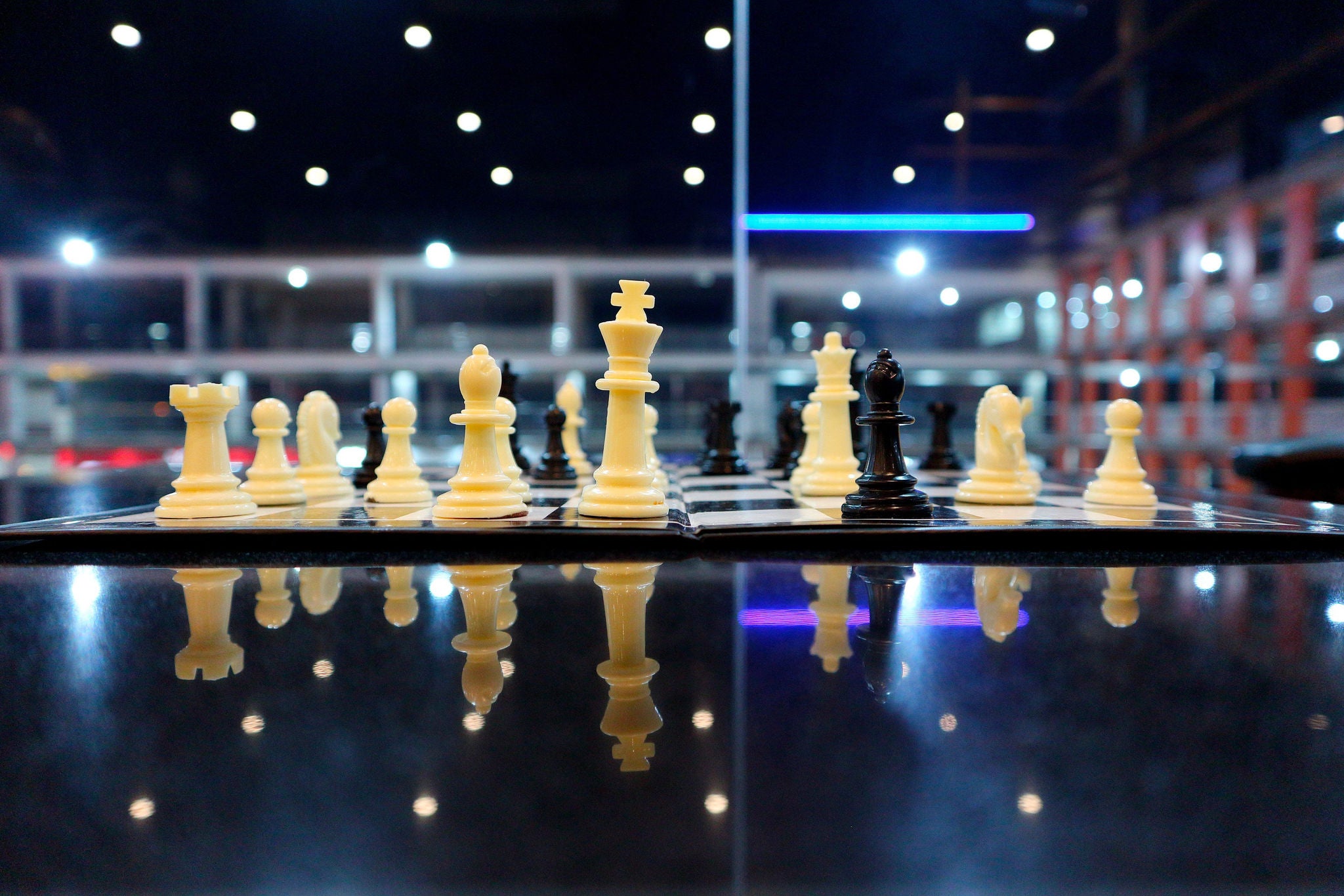 Une vue rapprochée d'un échiquier avec des pièces d'échecs blanches et noires.