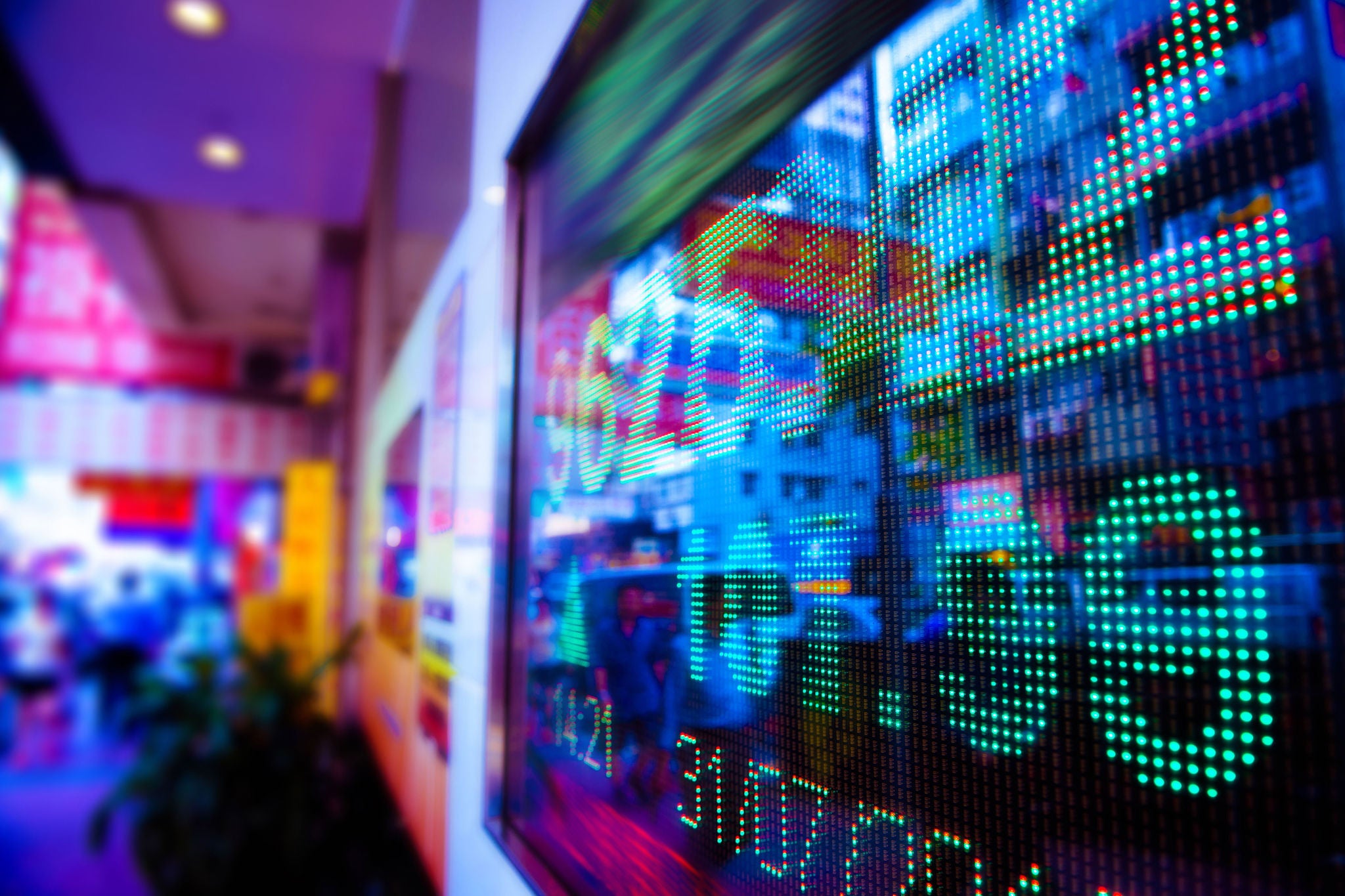 Lähikuva näytöstä jossa on osakemarkkinakaavioita