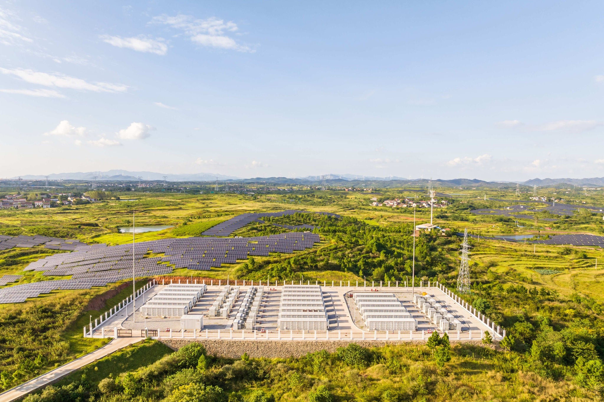 Kolokacja instalacji fotowoltaicznych z magazynami energii – czy to się opłaca? 