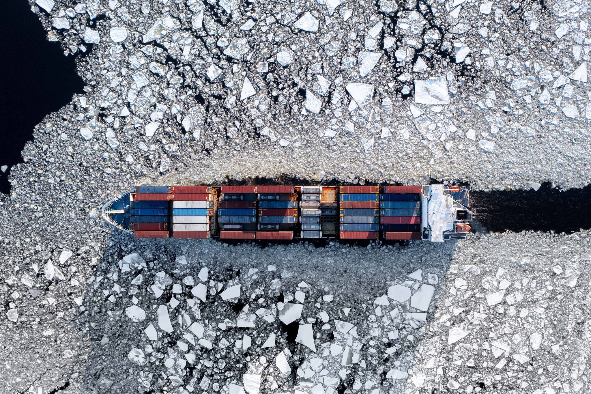 Båt tar sig fram i fruset vatten