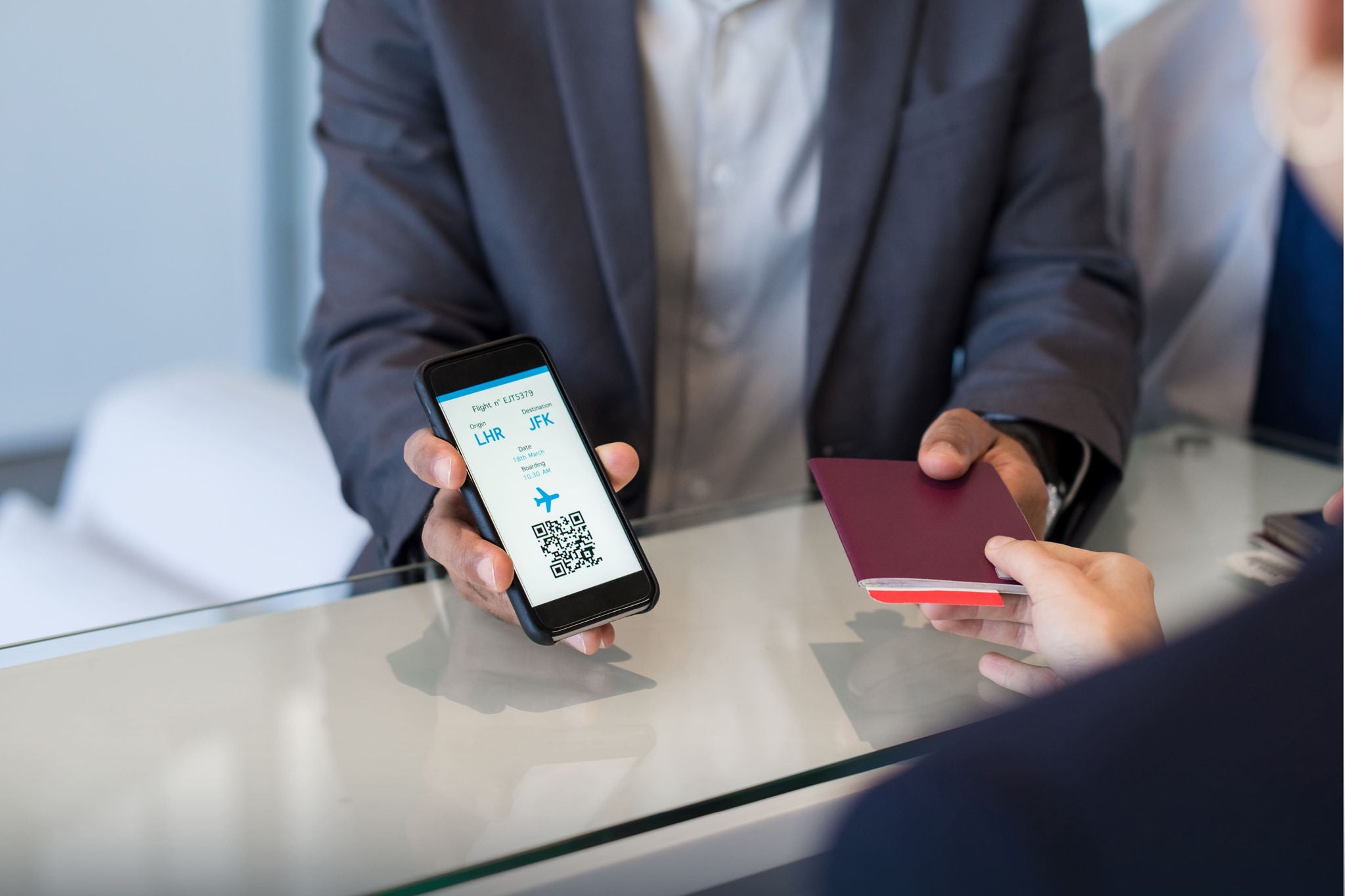 Geschäftsmann zeigt seinen Reisepass und seine Flugdaten