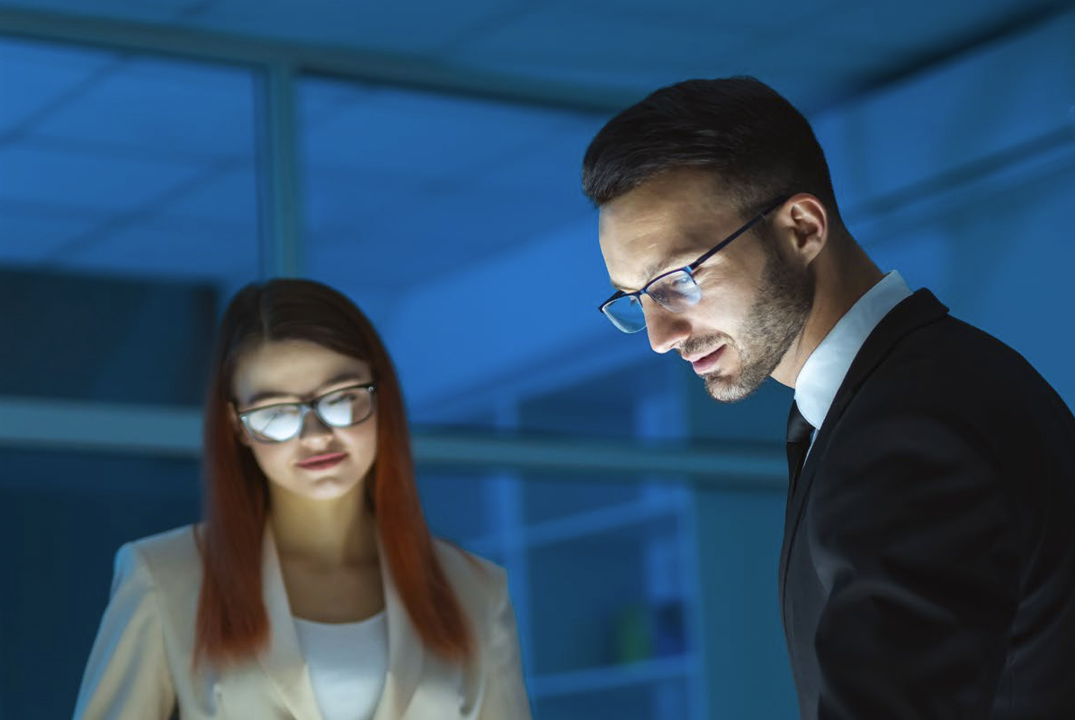 executivos olhando uma tela em um escritório moderno
