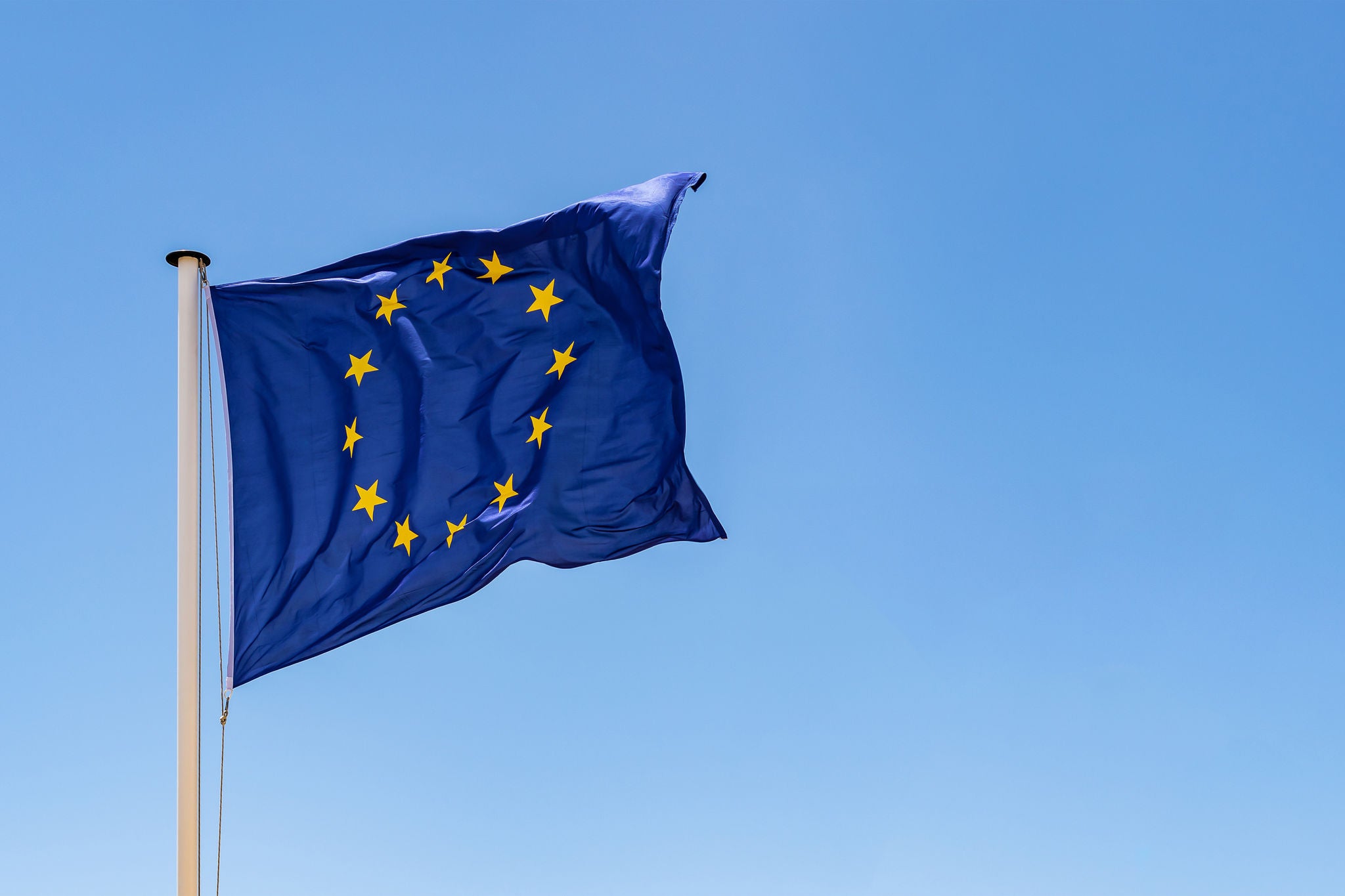 EU-flaggan framför en blå himmel