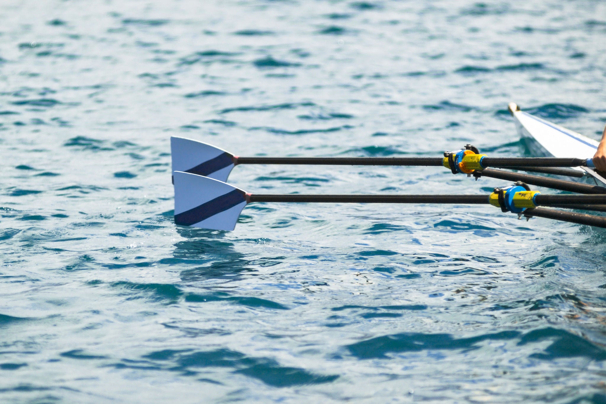 ey-rowing-oars-aligned-on-open-water