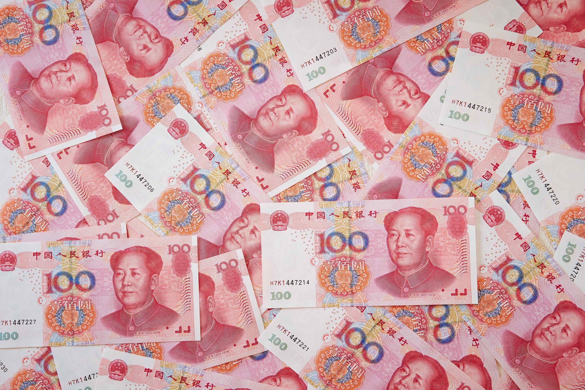 Die 100-Yuan-Banknote der Volksrepublik China zeigt in der aktuellen fuenften Serie das Portraet von Mao Zedong. Sie kombiniert intensive Rot- und Goldtoene mit modernen Sicherheitsmerkmalen wie holografischem Farbband, farbwechselnder Wertzahl, eingebettetem Sicherheitsfaden, Mikrostrukturen und komplexen Guilloche-Mustern.
