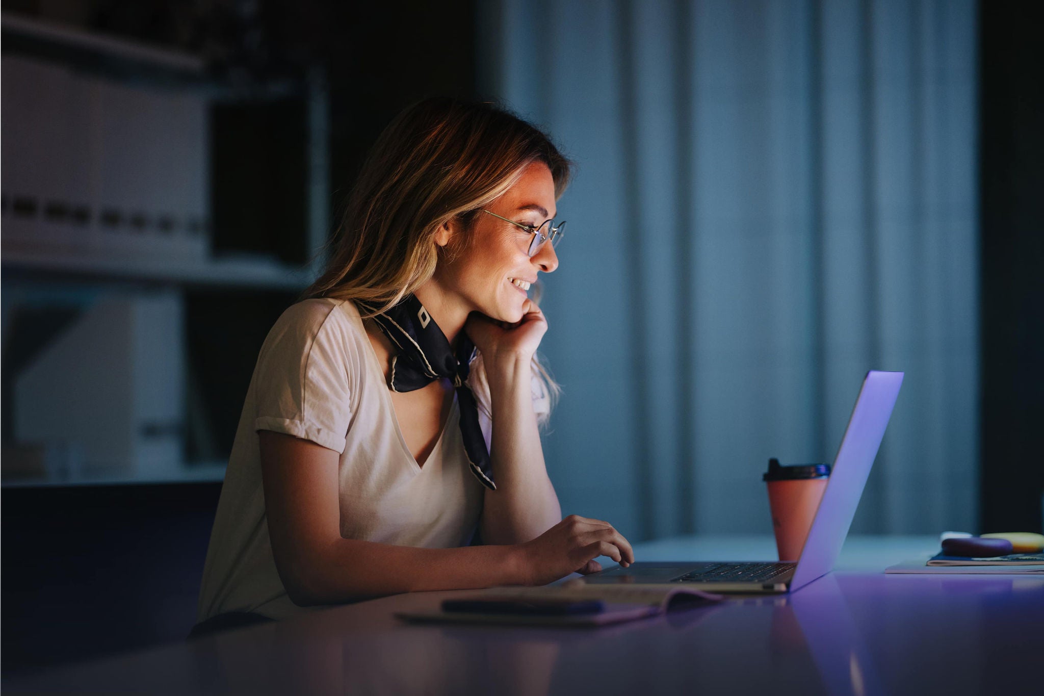 Frau sizt vor einem Laptop
