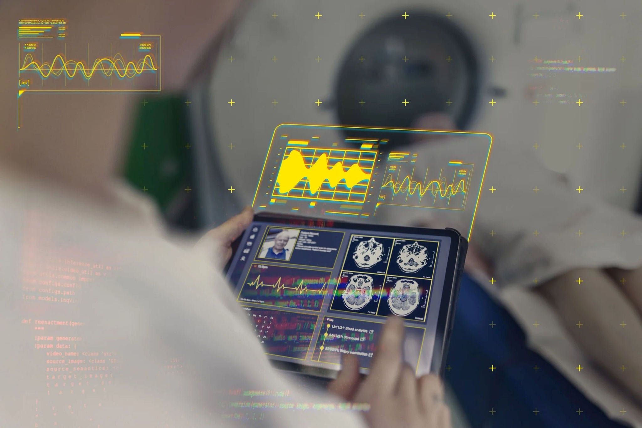 Medecin examinant des images medicales sur une tablette numerique