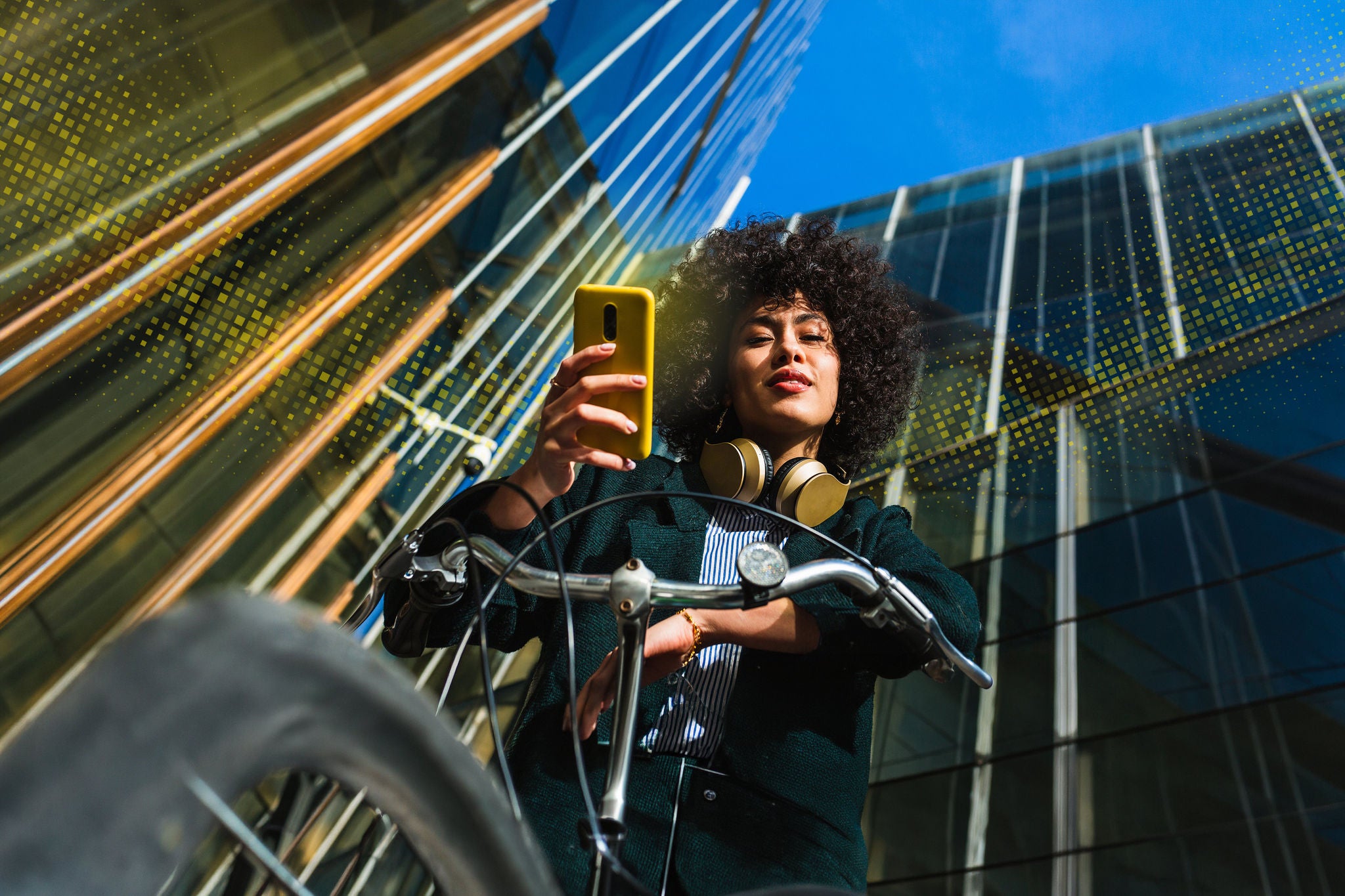 Cycliste munie d’un téléphone intelligent