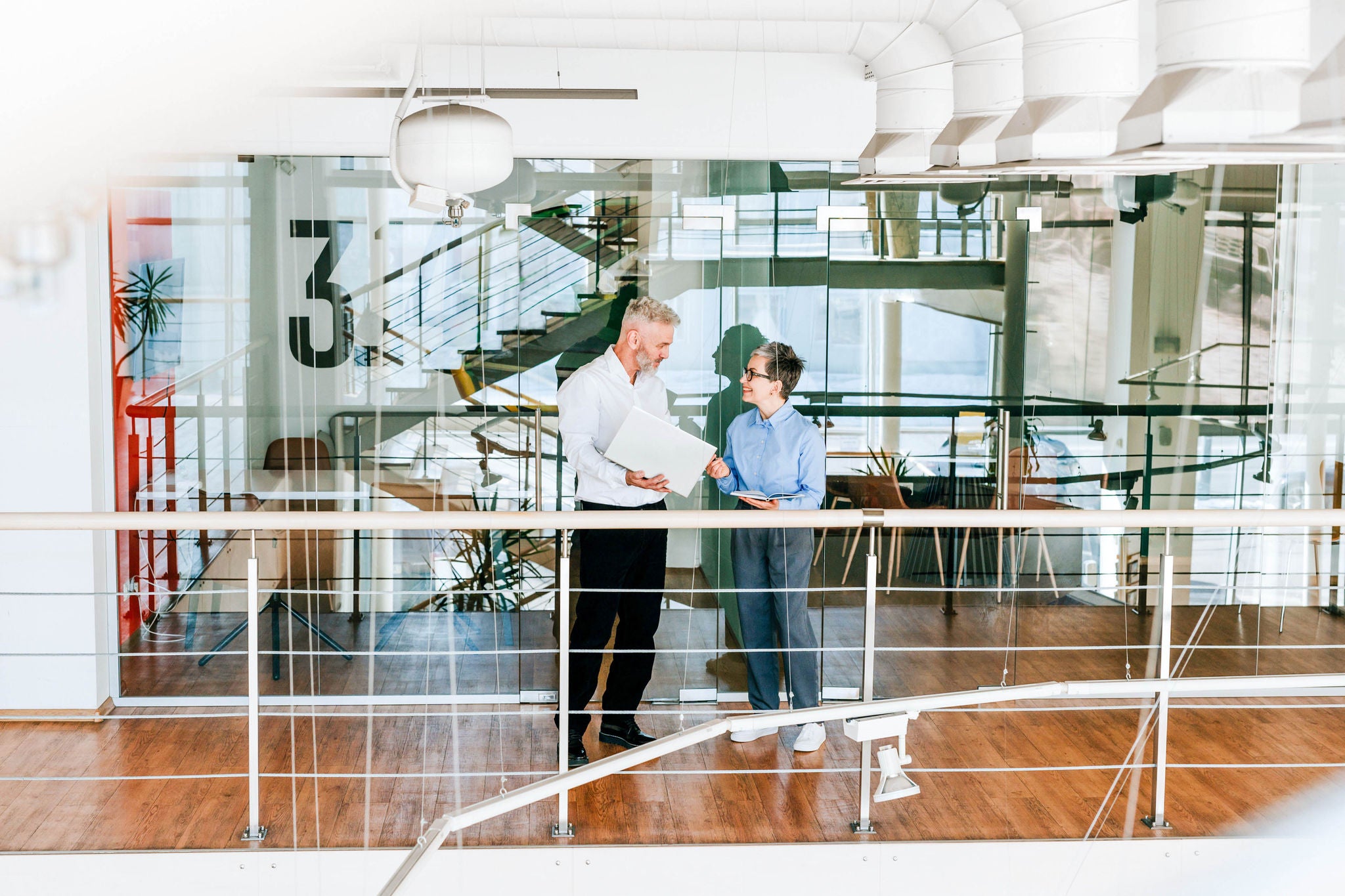 Geschaeftsleute diskutieren in einer modernen Bueroumgebung