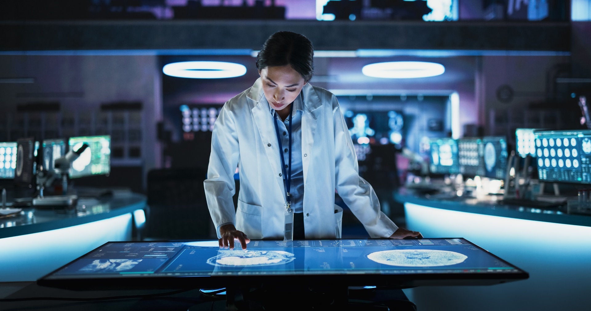 亞洲女性神經科學家使用互動式觸控桌操作 MRI 掃描影像