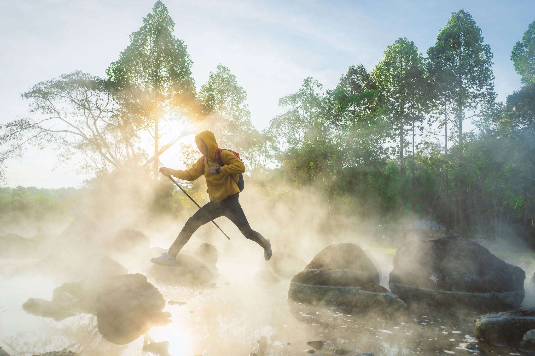 Glückliche Touristen an heißen Quellen im morgendlichen Nebel des Chae Son Nationalparks, Thailand