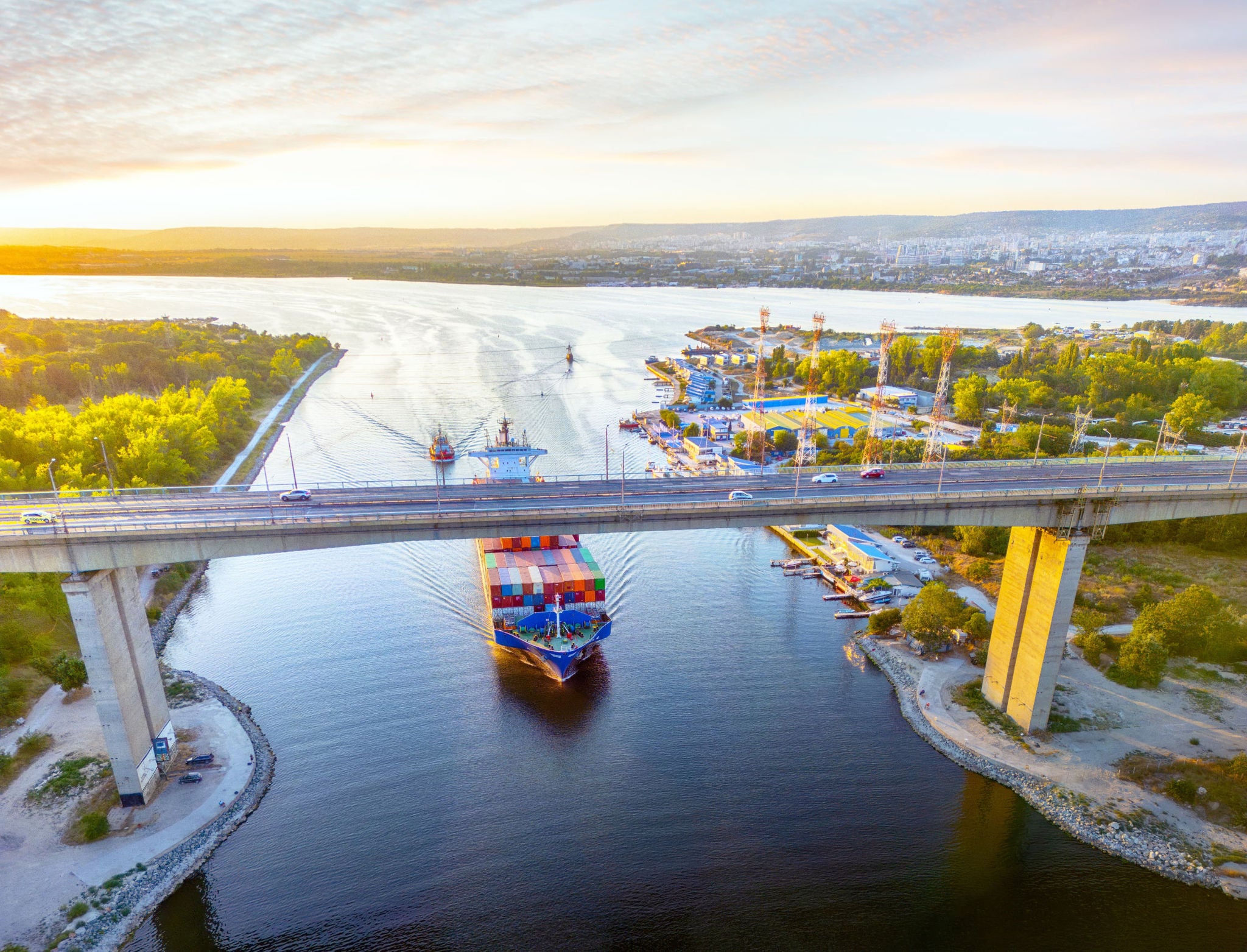 Köprü altından geçen yük gemisi