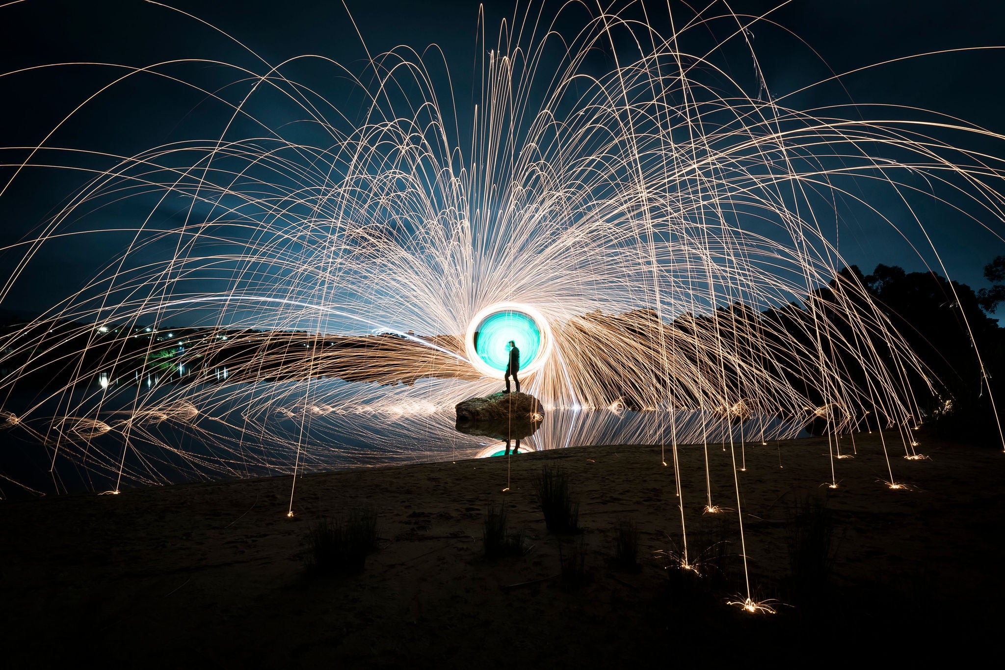 Feu d'acier en nuit avec silhouette.