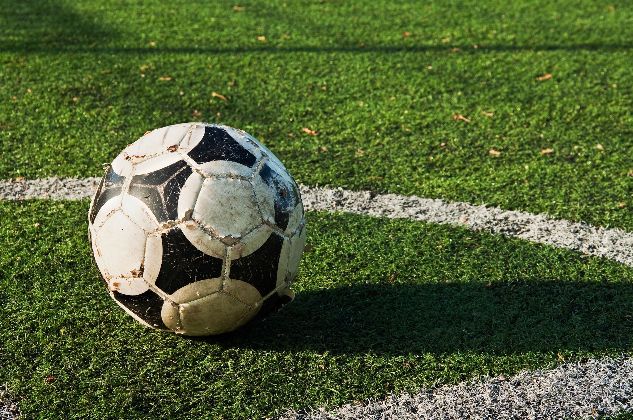 bola de futebol em um gramado