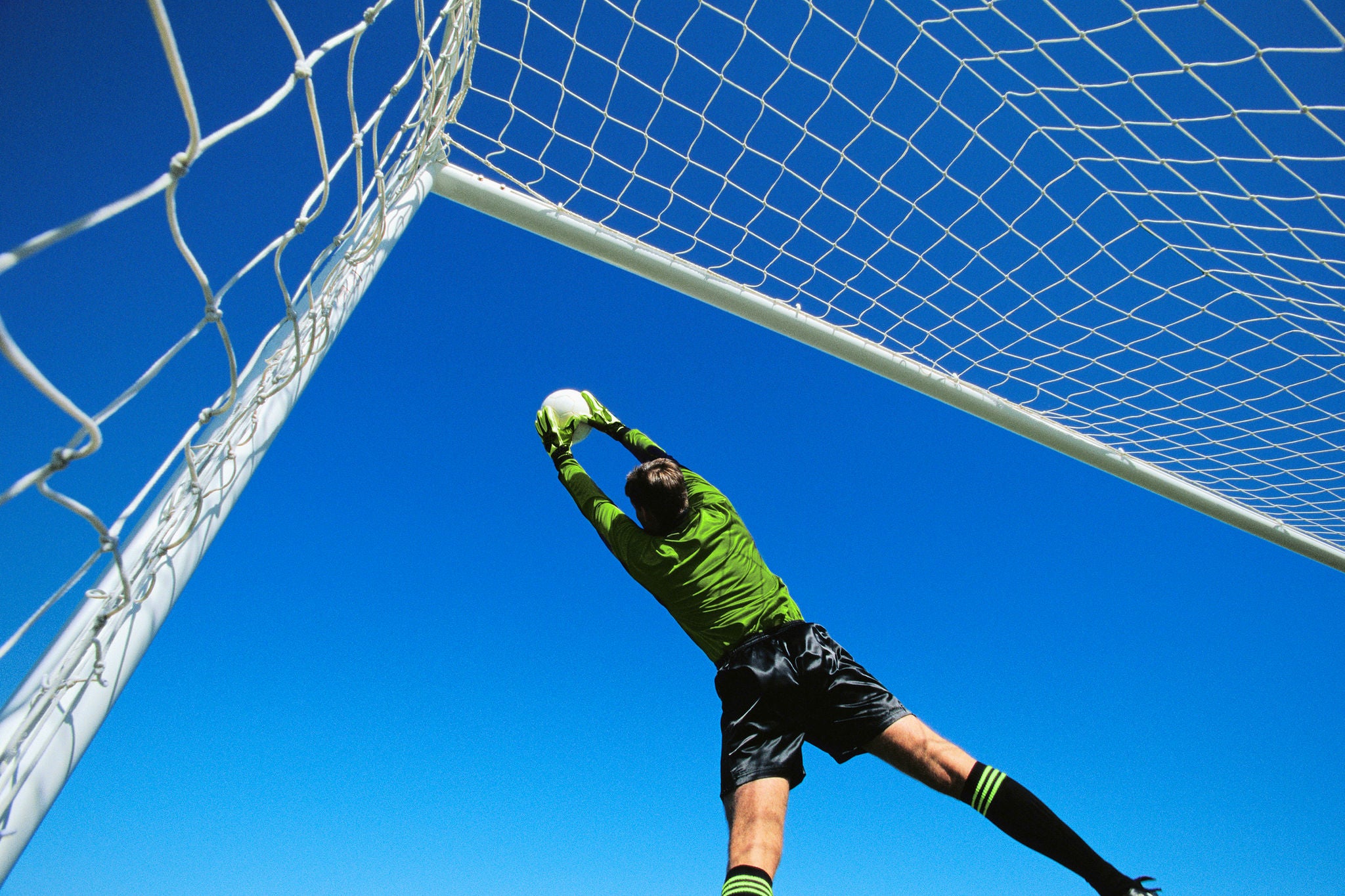 goleiro fazendo uma defesa
