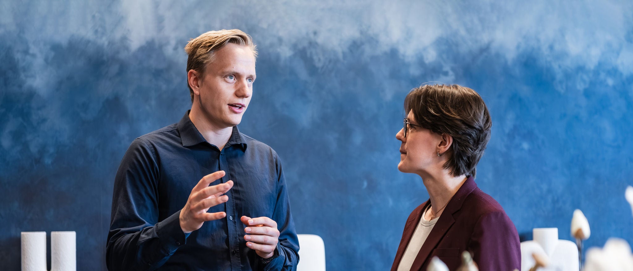 Erfarne fagfolk som deler innsikt under en samtale på jobben