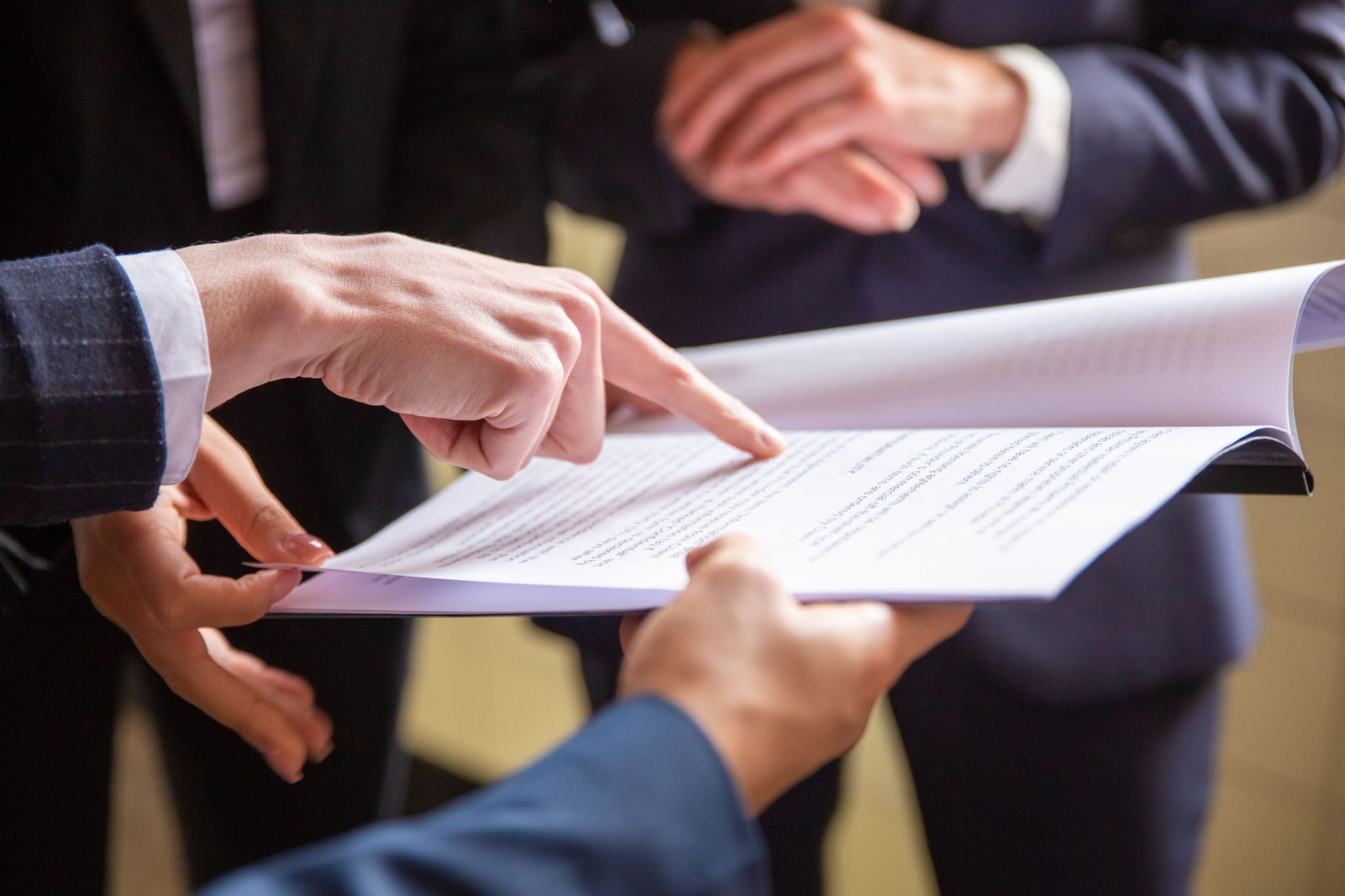 Fondo abstracto con ondas en colores violeta, naranja y fucia