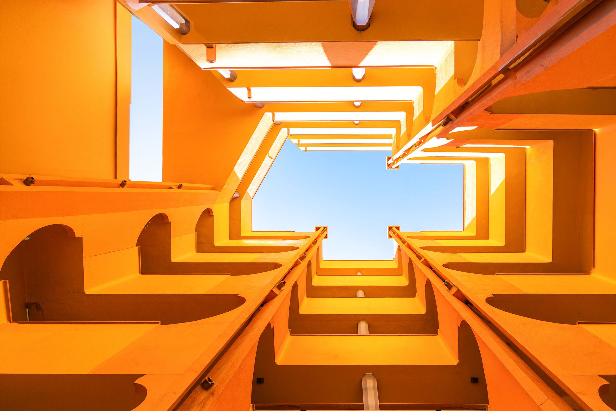 Vue vers le ciel dans une cour interieure orange geometrique