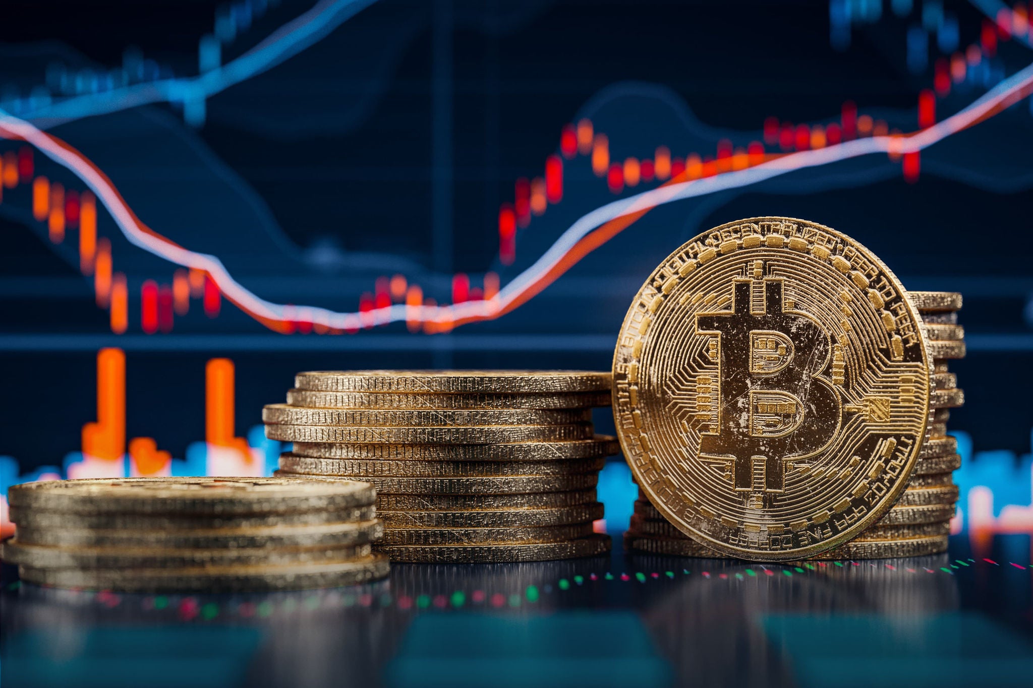 Bitcoin vor einem leuchtenden Kursverlauf im Hintergrund