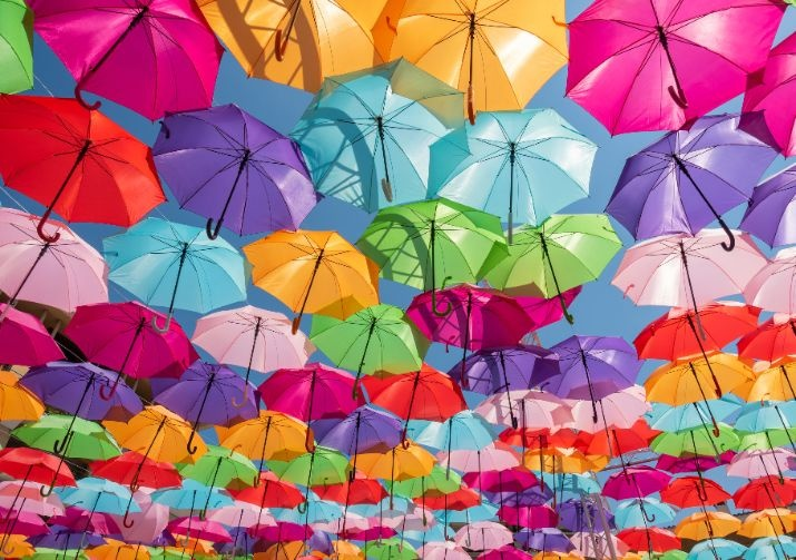 Cover Flyer mit vielen bunten Regenschirmen