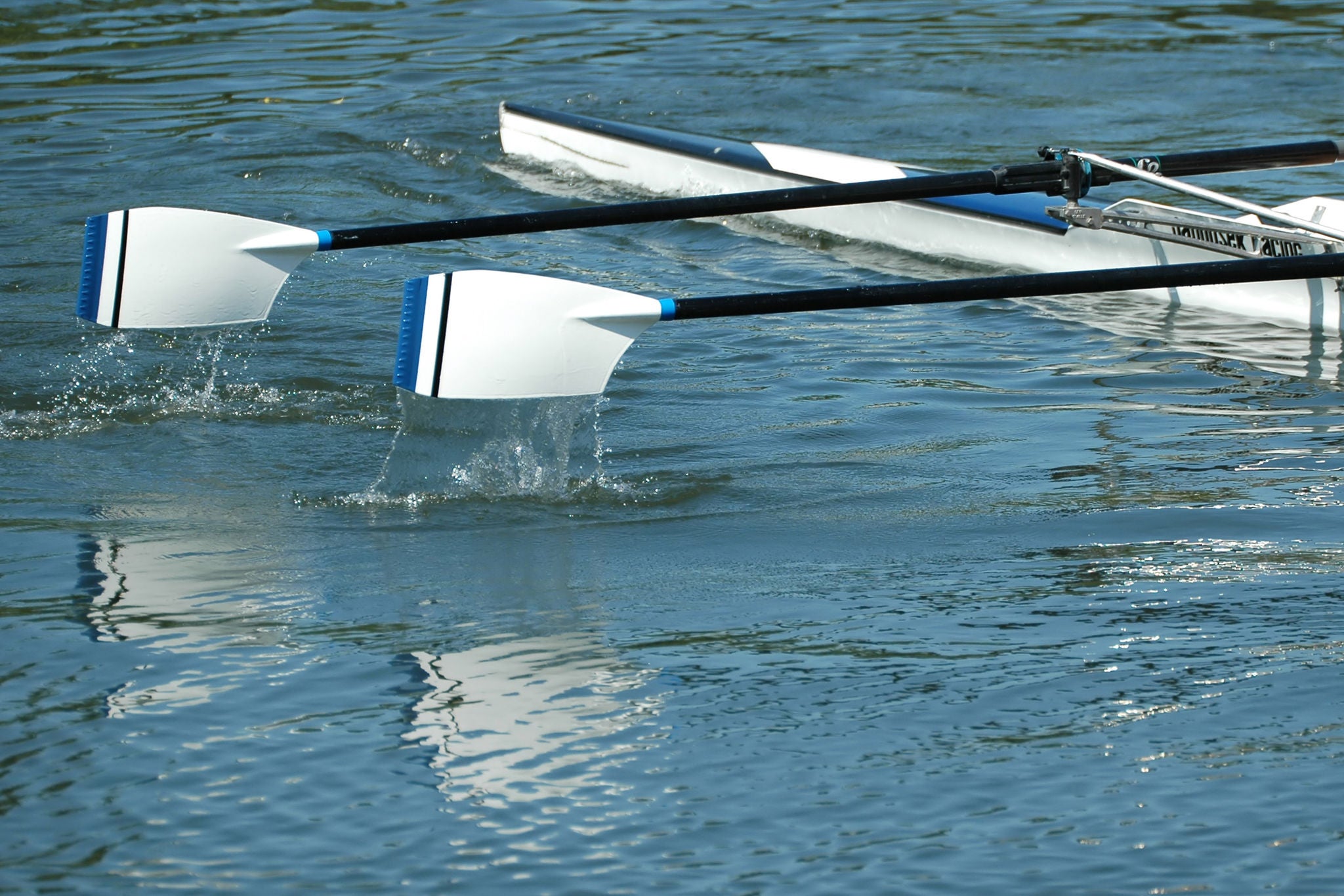 ey-rowing-oars-moving-through-water
