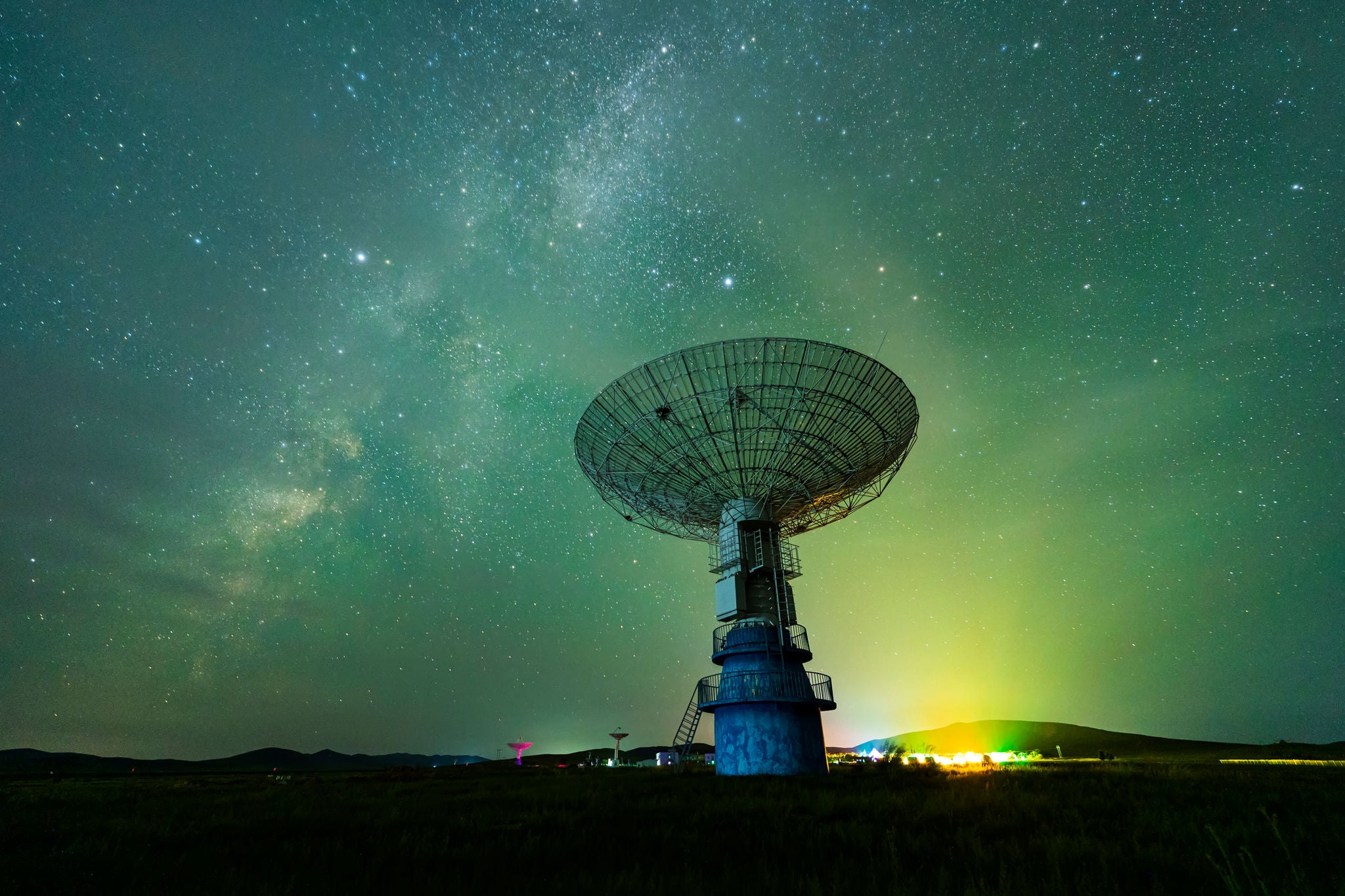 Radio telescopes and the Milky Way at night