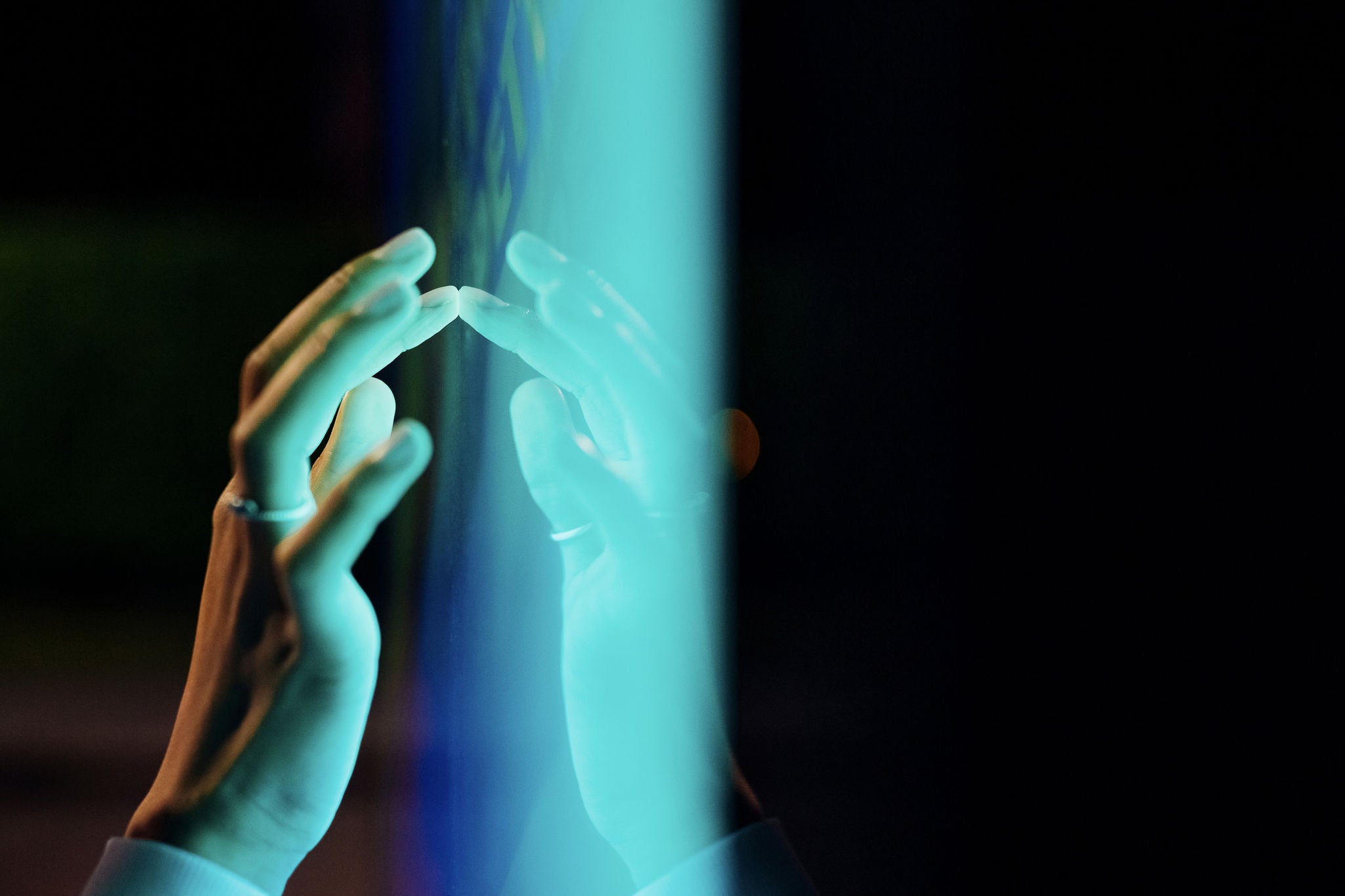 deux mains qui tiennent le soleil