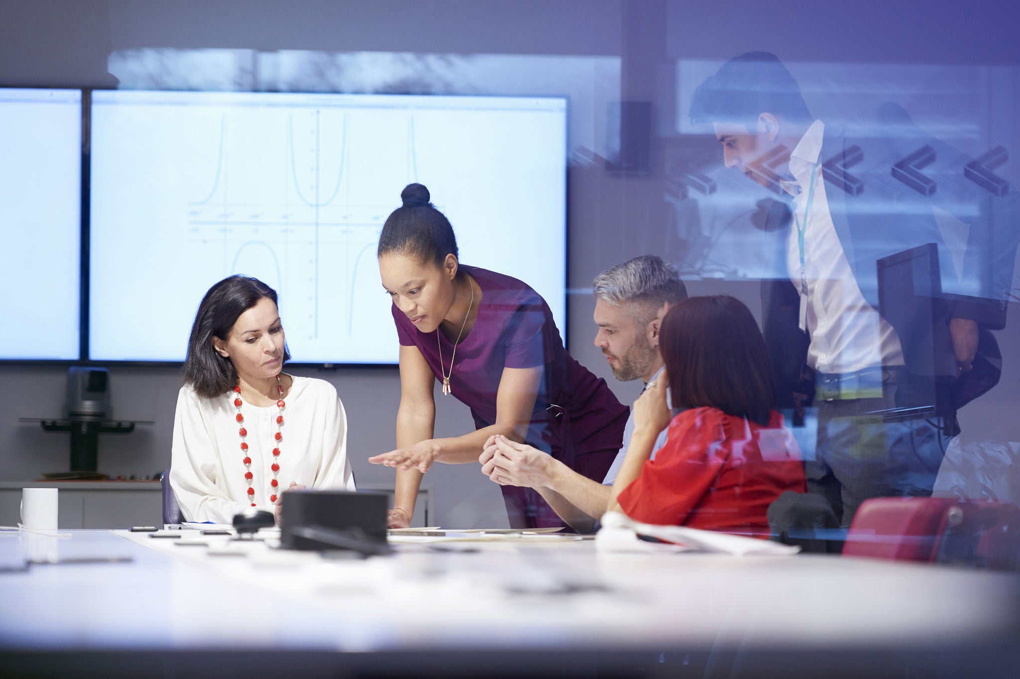Pessoas em uma mesa de reunião