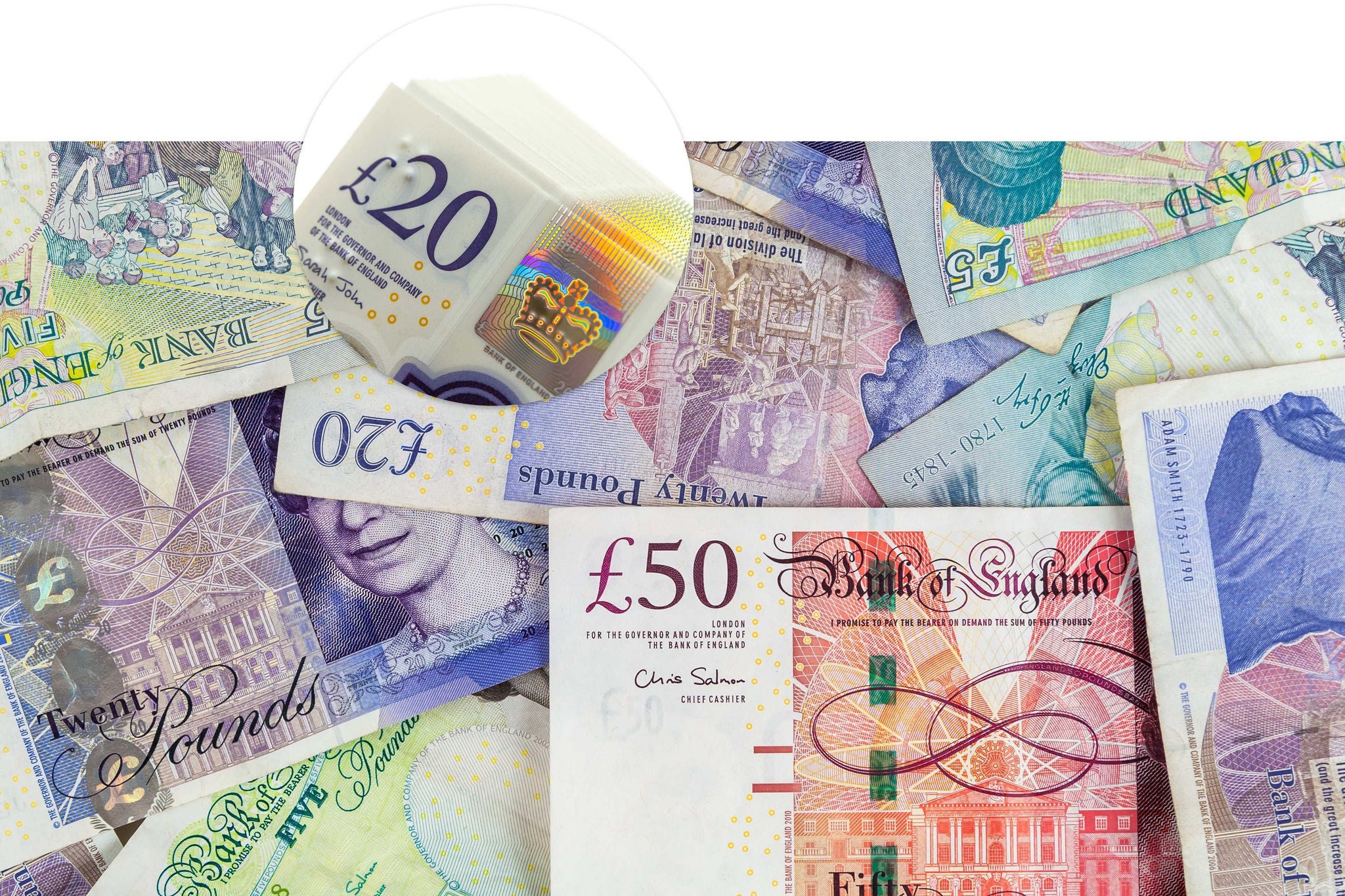 Im Vereinigten Koenigreich sind neben den Geldscheinen mit dem Portraet von Queen Elizabeth II inzwischen auch die neuen Polymernoten mit King Charles III im Umlauf. Zu den Sicherheitsmerkmalen gehoeren holografische Kronen, transparente Fenster, Mikrotext und erhabener Druck.