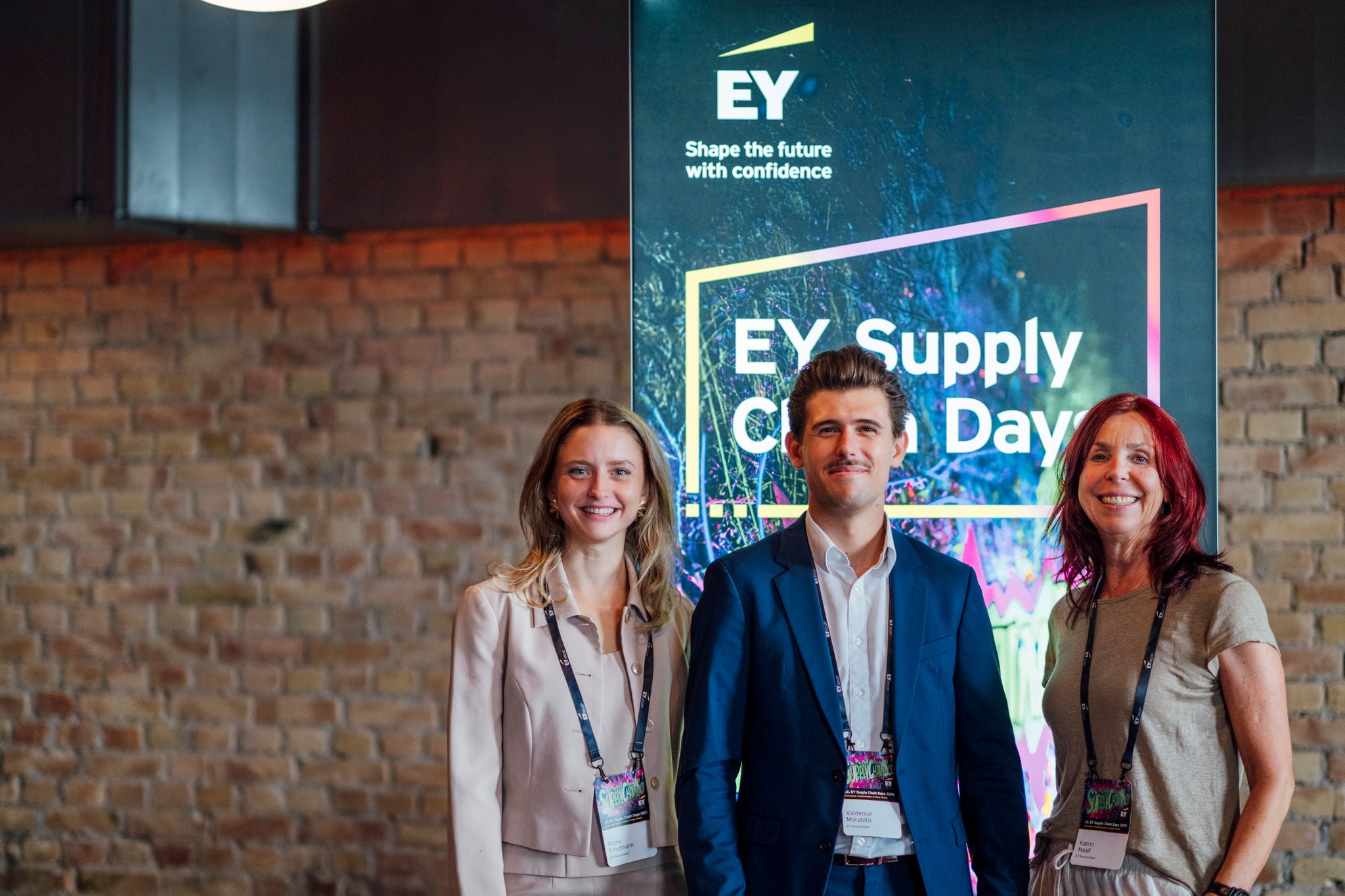 Gruppenaufnahme vor EY Branding während der Supply Chain Days Veranstaltung.