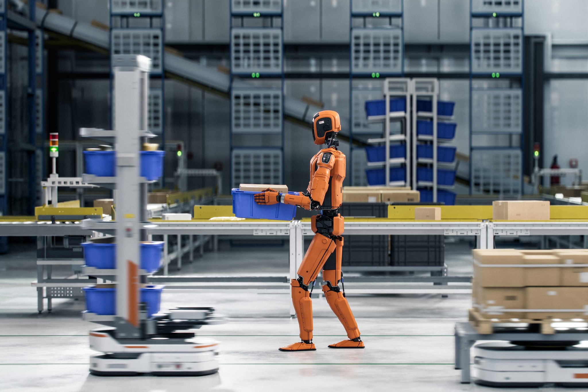 Roboter trägt Kiste im automatisierten Lager