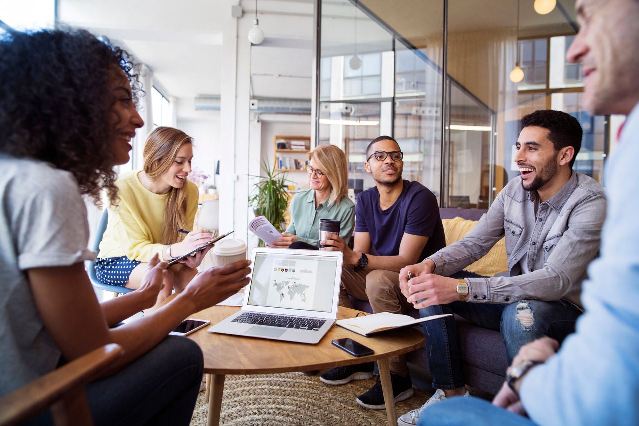 快樂的商務人士在辦公室開會討論