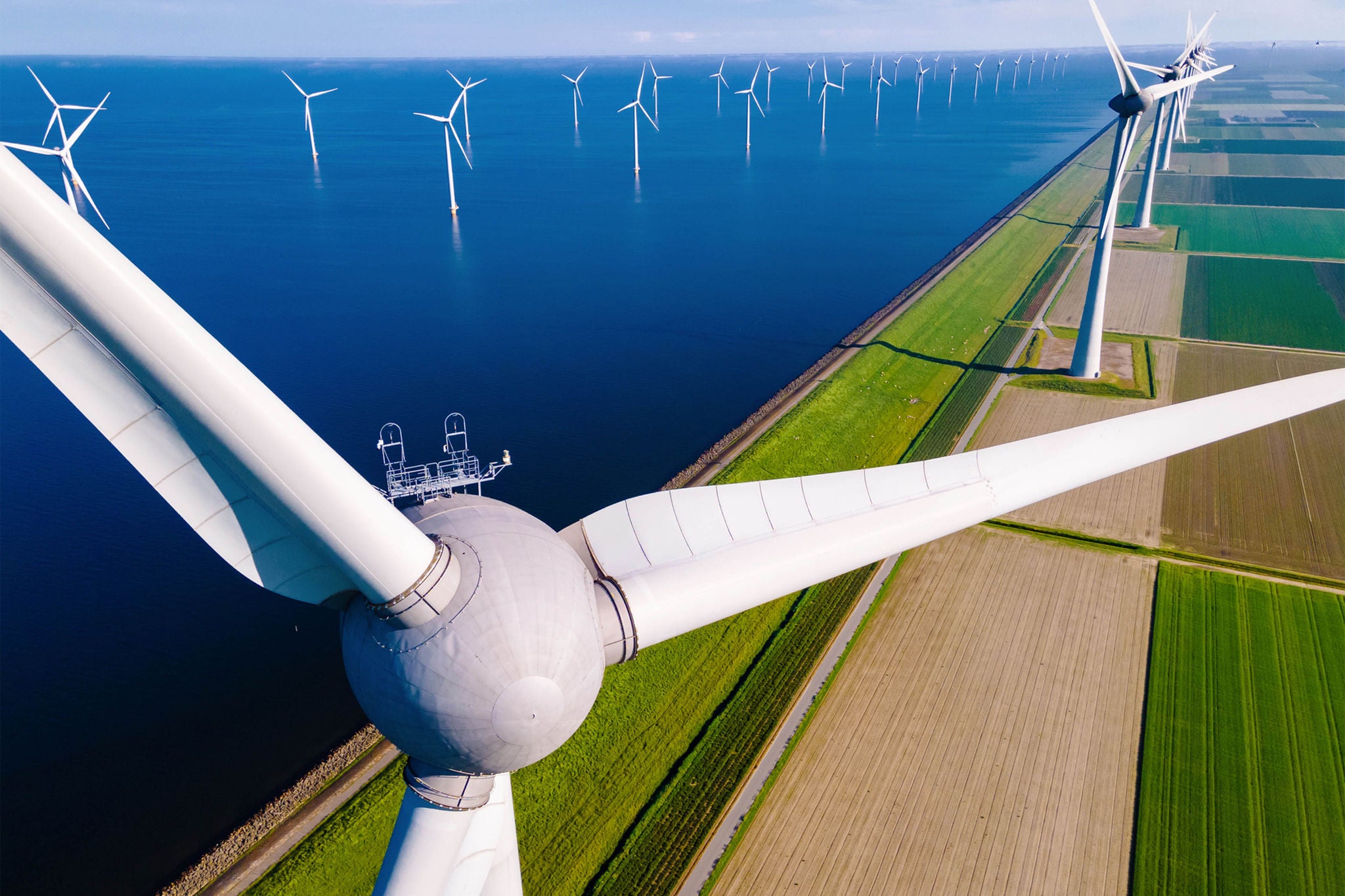 torres de energia eolica proximos ao mar